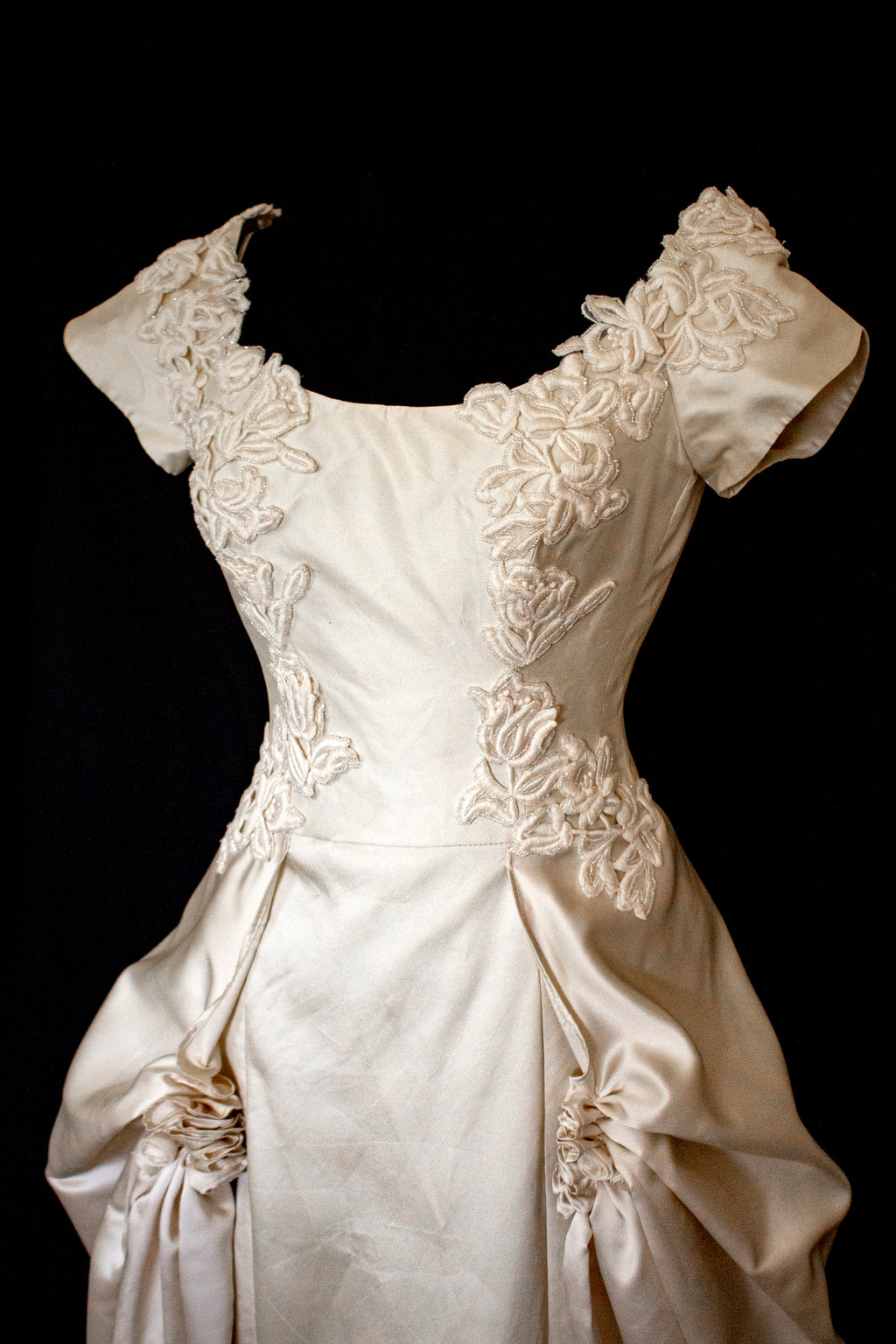 355 - VINTAGE 90s SILK COLUMN WEDDING DRESS: CREAM GOWN WITH GOLD SATIN DRAPED TRAIN & EMBROIDERED ROSES - Vague atelier