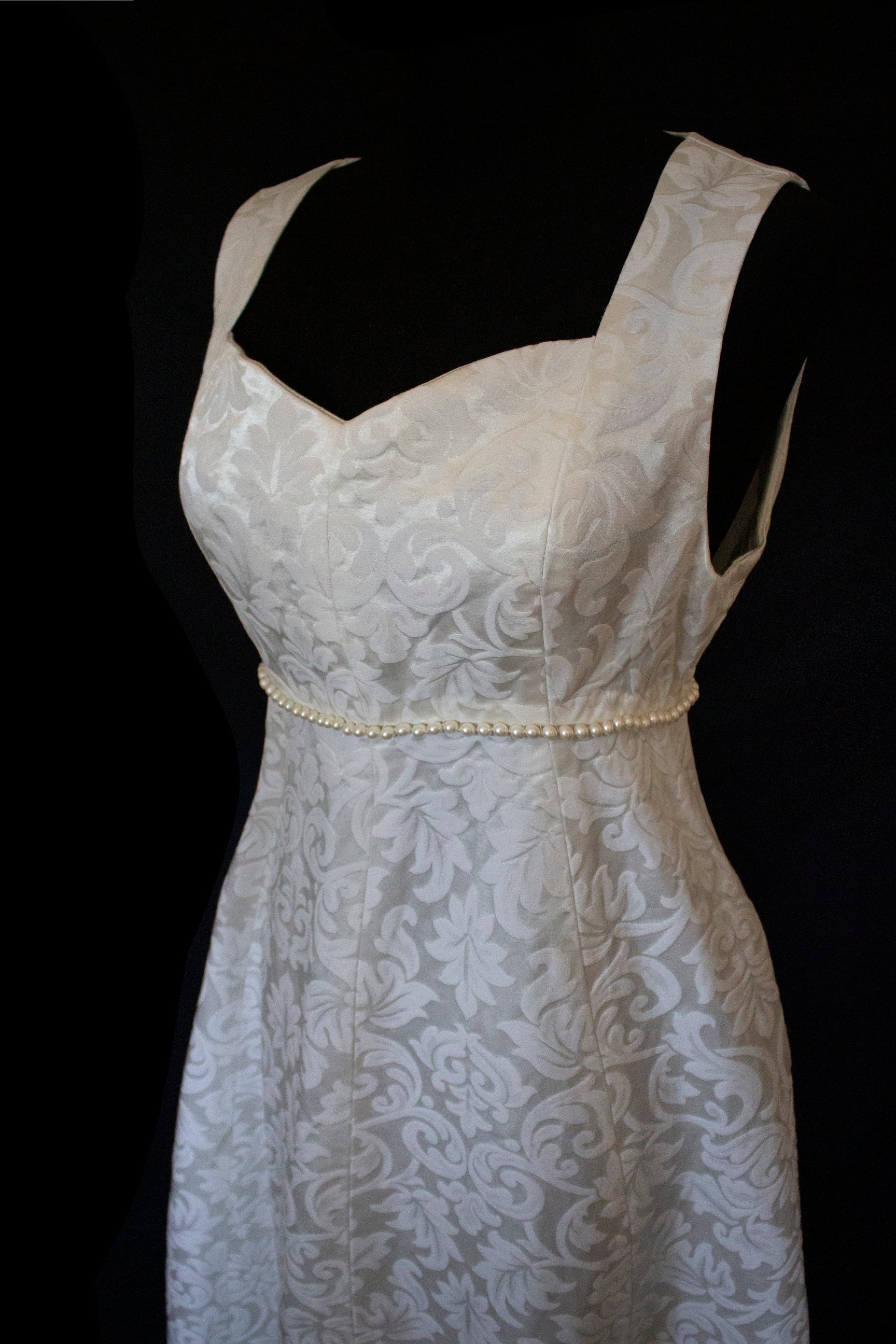 299 - AUTHENTIC 1960S VINTAGE DAMASK BRIDAL DRESS: BON TON ANKLE-LENGTH SHEATH WITH RUFFLED TULLE CAPE - Vague atelier