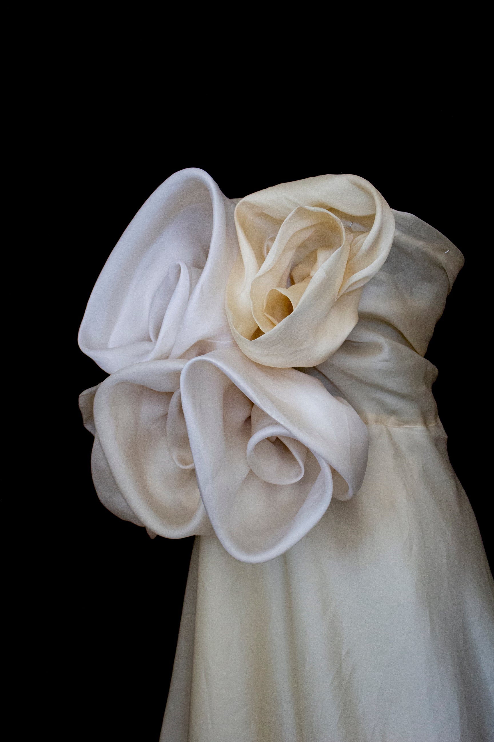 318 - COUTURE SILK ORGANZA BRIDAL GOWN: HANDMADE 3D MAXI FLOWERS & VINTAGE FLORAL TRAIN - Vague atelier
