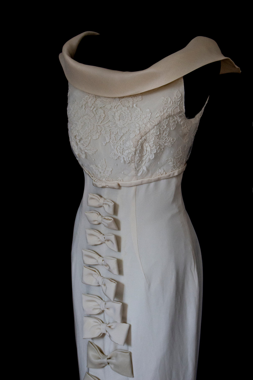 273 - CHIC VINTAGE PURE SILK BRIDAL MERMAID GOWN: LACE BODICE & VERTICAL MAXI BOWS - Vague atelier