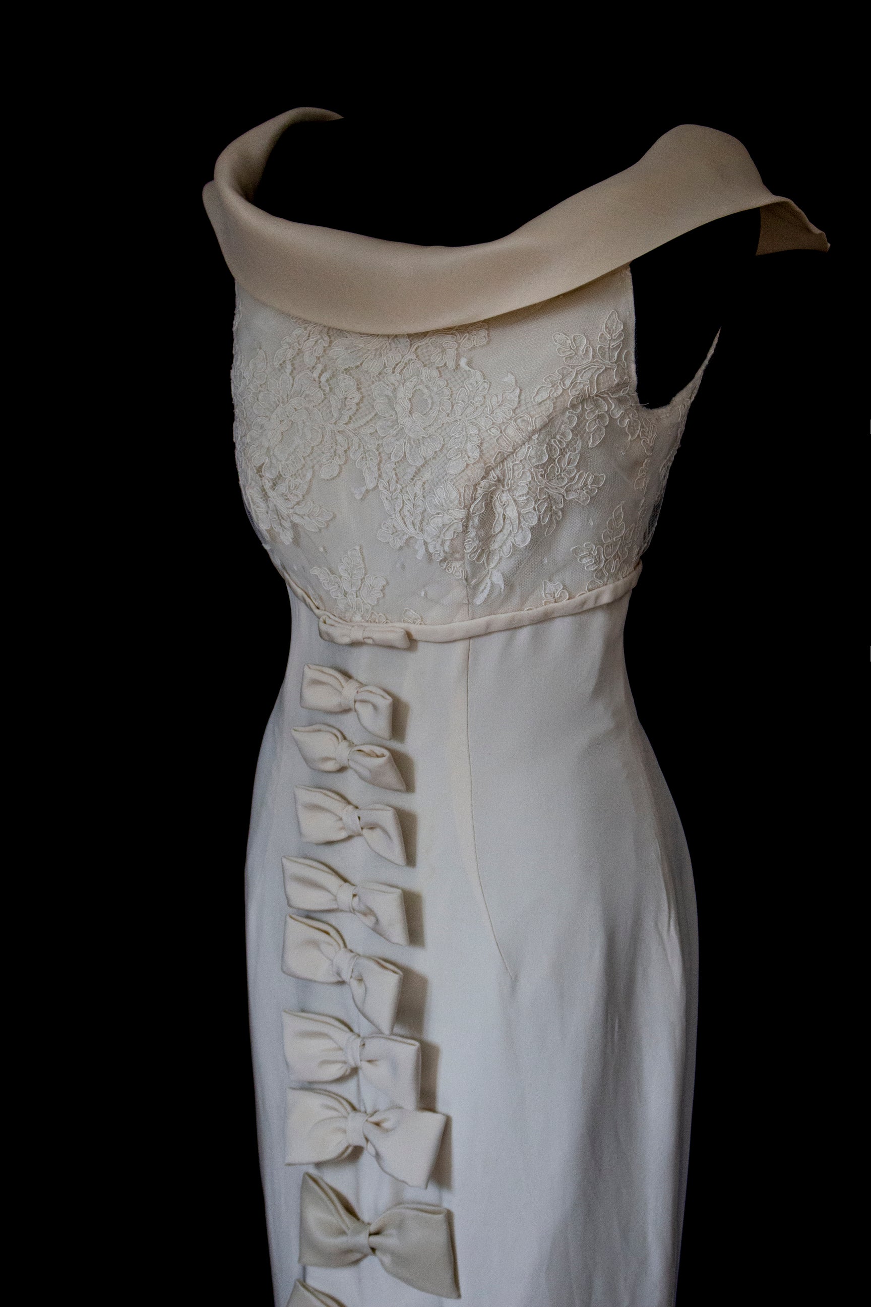 273 - CHIC VINTAGE PURE SILK BRIDAL MERMAID GOWN: LACE BODICE & VERTICAL MAXI BOWS - Vague atelier
