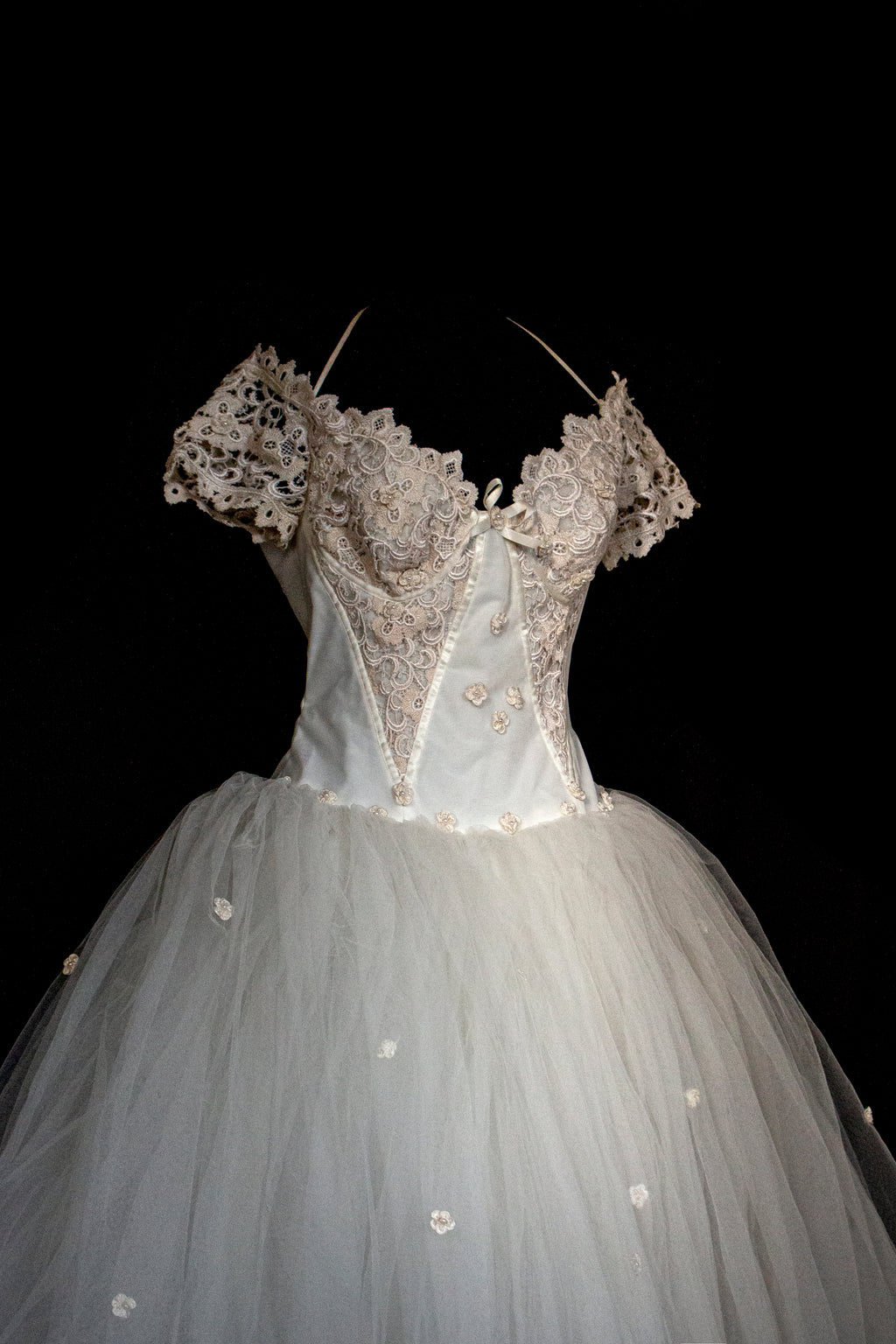 250 - MAJESTIC VINTAGE PRINCESS BALL GOWN: VOLUMINOUS TULLE & MACRAMÉ WITH 3D FLORAL EMBROIDERY