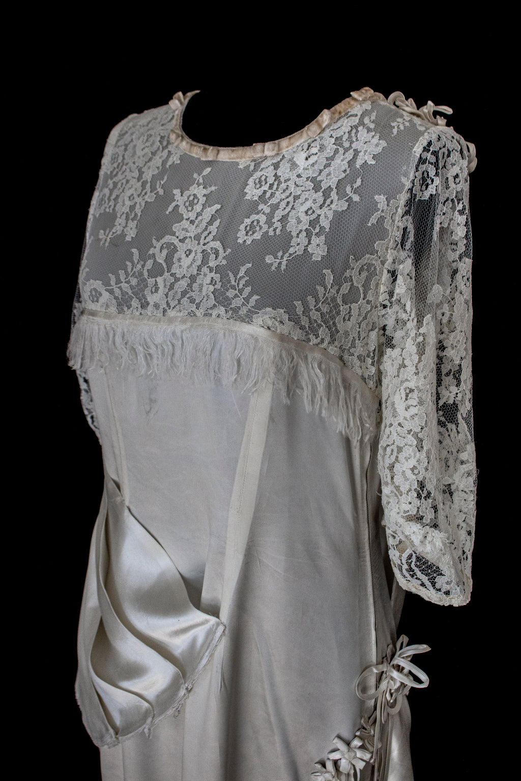 263 - MUSEUM QUALITY 1920S ANTIQUE BRIDAL GOWN: RESTORED ART DECO SILK SATIN & LACE DRESS WITH FRINGES - Vague atelier