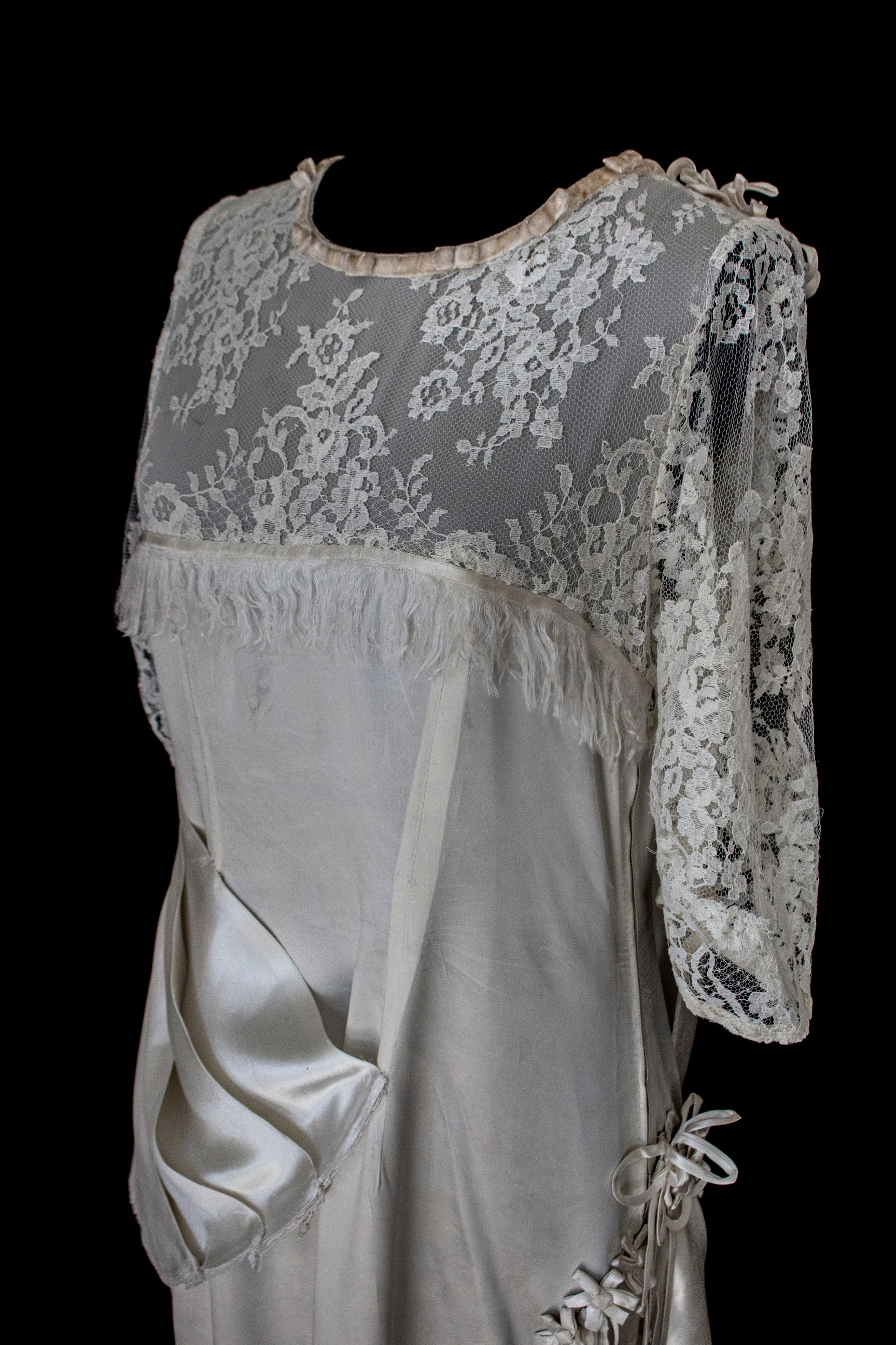 263 - MUSEUM QUALITY 1920S ANTIQUE BRIDAL GOWN: RESTORED ART DECO SILK SATIN & LACE DRESS WITH FRINGES - Vague atelier