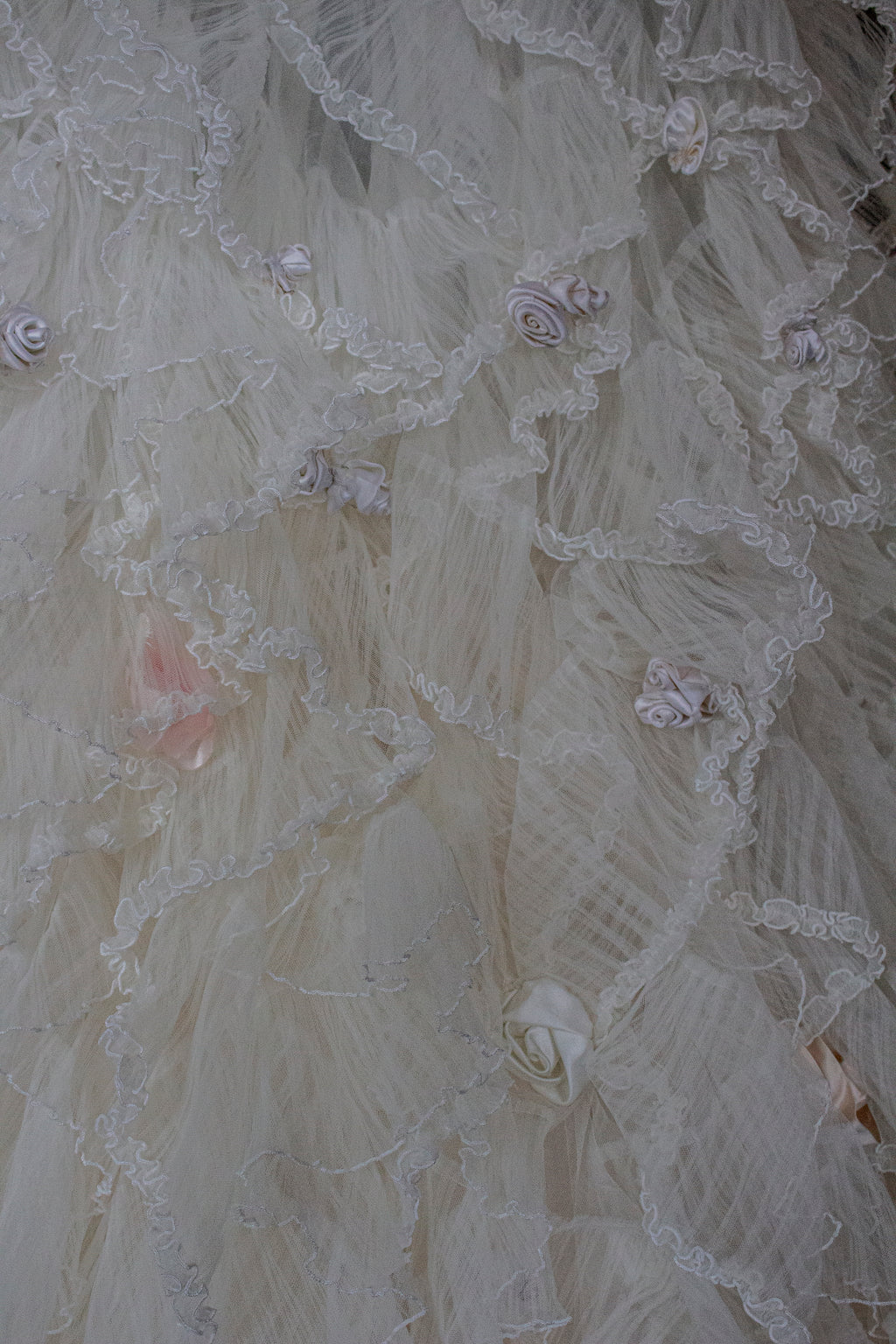 335 - ROMANTIC CREAM SILK TAFFETA VINTAGE WEDDING DRESS: UNIQUE 3-PIECE BALL GOWN WITH RUFFLED CLOUD CAPE - Vague atelier