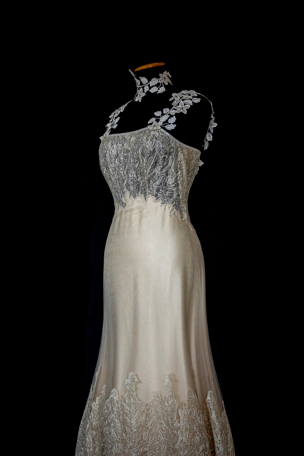 332 - GOLDEN SILK TULLE VINTAGE WEDDING DRESS: UNIQUE A-LINE SLIP GOWN WITH FLORAL DETAILS & TRAIN - Vague atelier