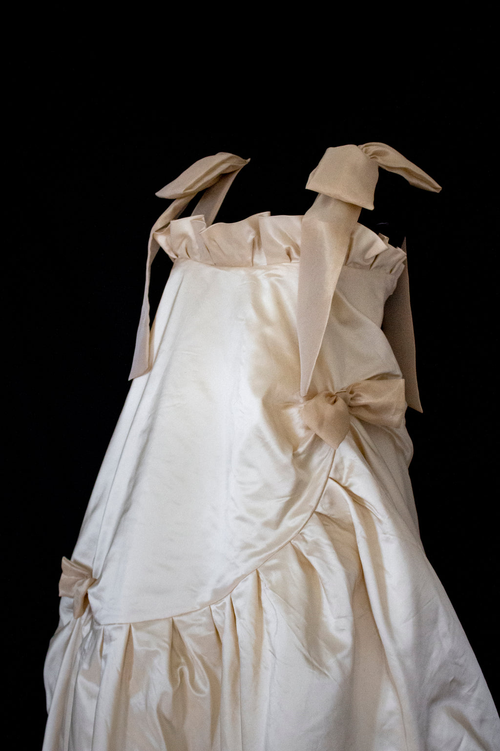 354 - UNIQUE SILK TAFFETA TRAPEZE WEDDING DRESS: CREAM & CARAMEL GOWN WITH MAXI ORGANZA BOWS, OPEN BACK & RUFFLES - Vague atelier