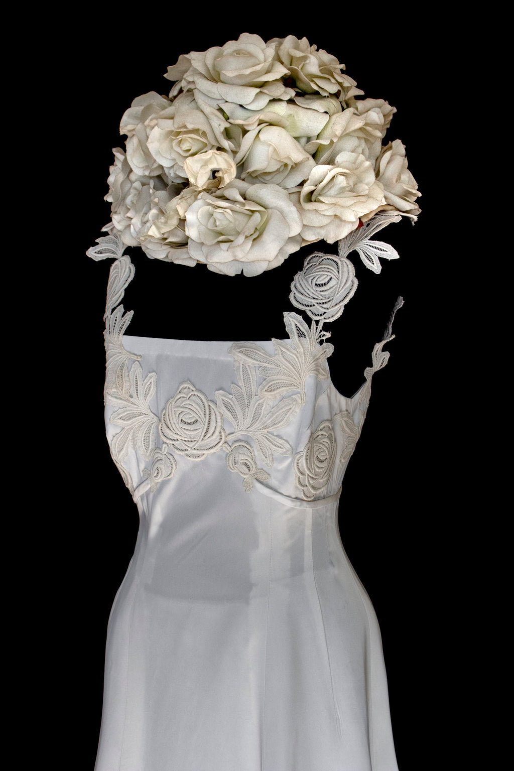 252 - ICONIC 1960S EMPIRE BRIDAL SET: ICE SATIN GOWN & STRAW BUCKET HAT WITH MAXI ROSES