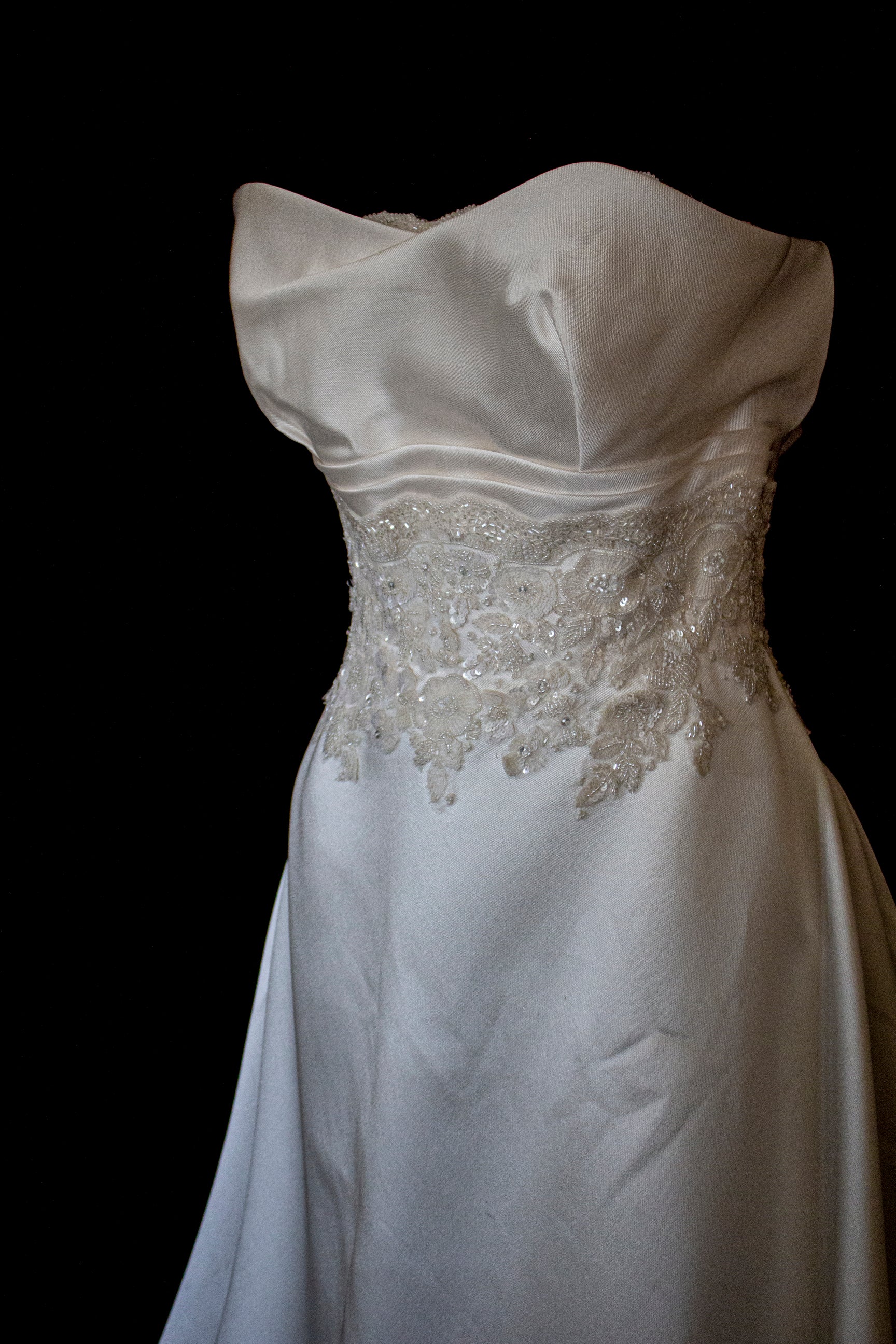 316 - STRAPLESS SILK MIKADO WEDDING DRESS: STRUCTURED A-LINE GOWN WITH HEART NECKLINE & TRAIN - Vague atelier