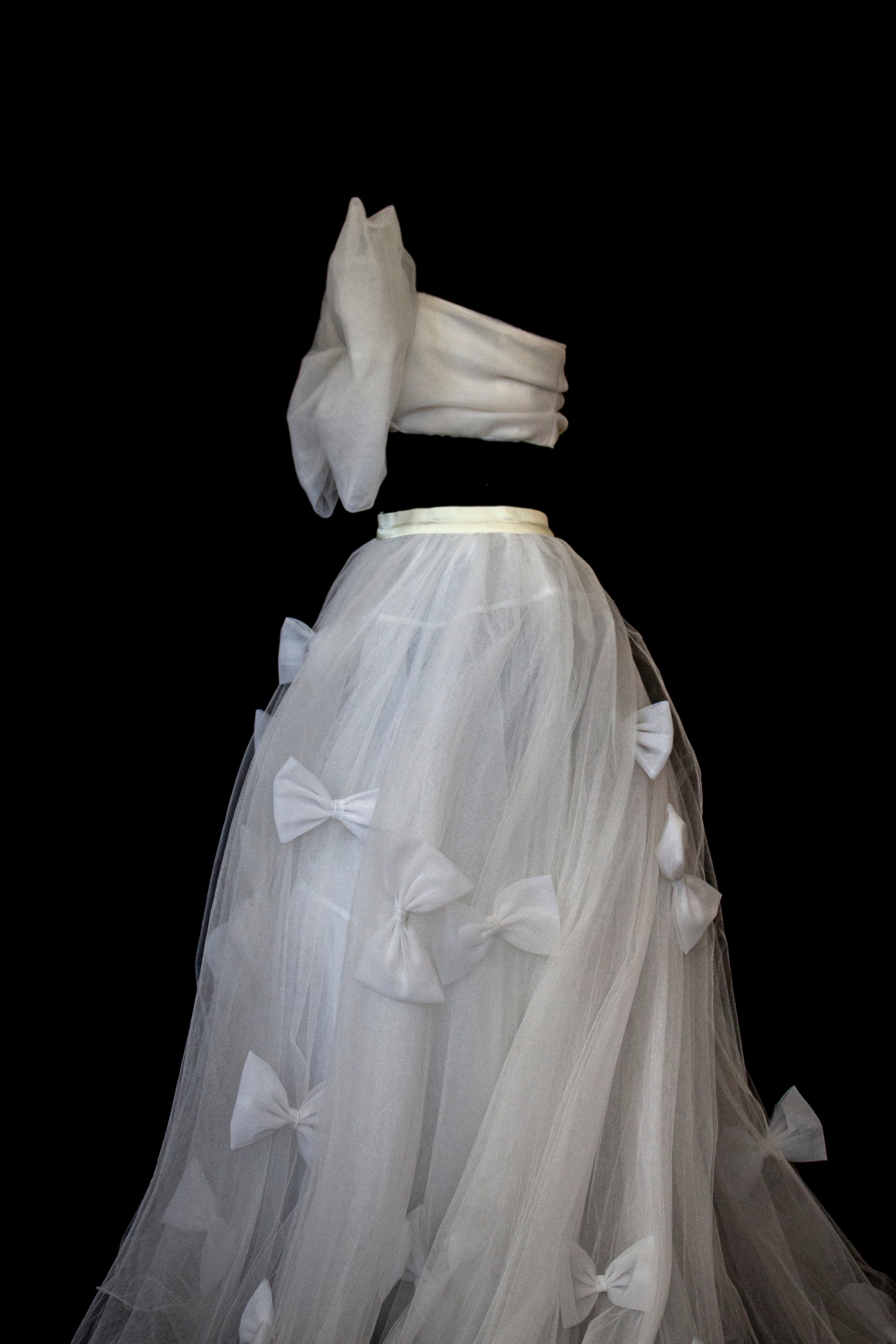 236 - VINTAGE TWO-PIECE TULLE WEDDING DRESS: CROP TOP WITH MAXI BOW & BIG BALL GOWN SKIRT - WHITE 90s STYLE - Vague atelier