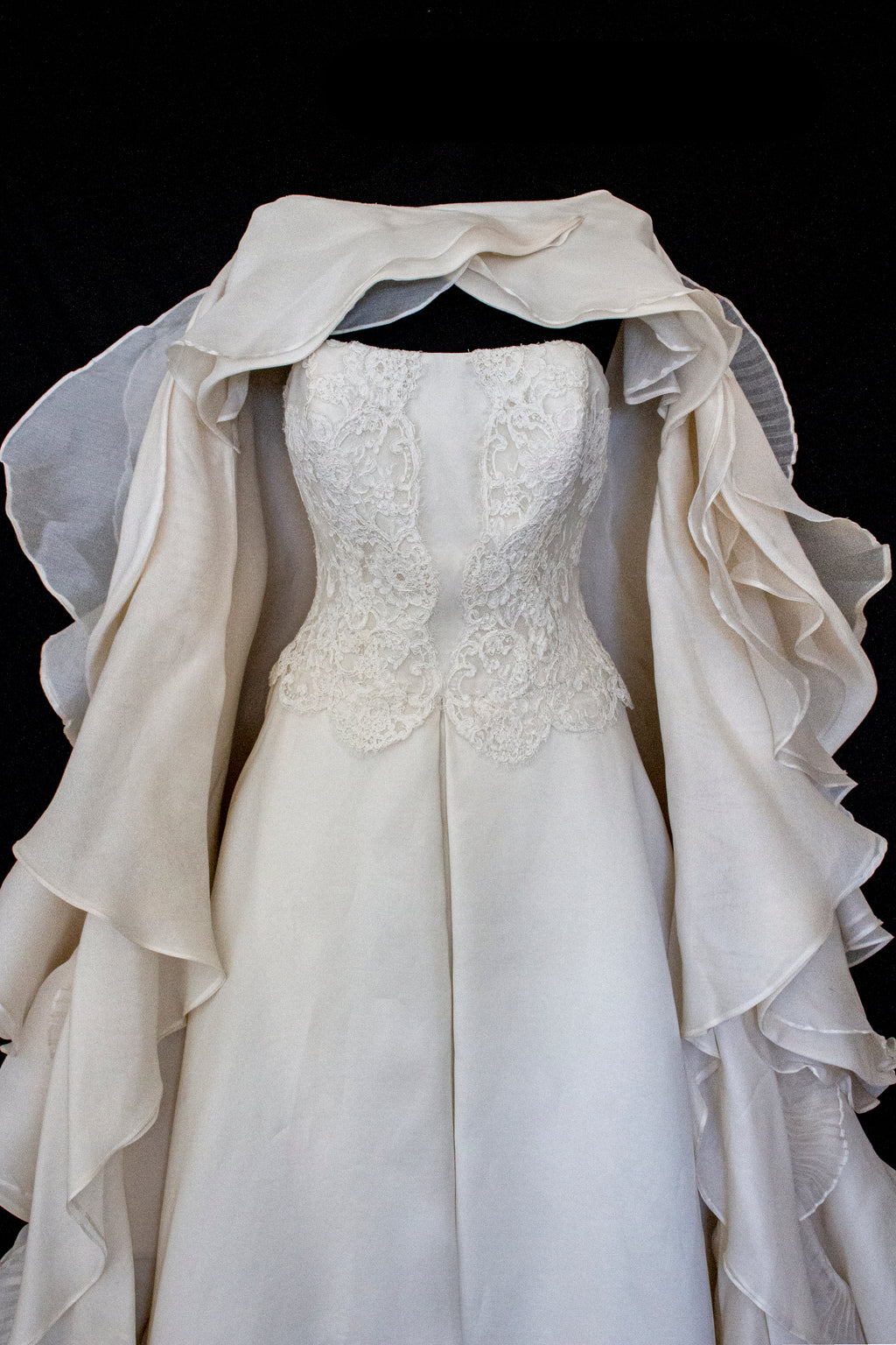 320 - LUXURY PURE SILK VINTAGE BRIDAL GOWN: A-LINE LACE DRESS WITH DETACHABLE RUFFLED CAPE