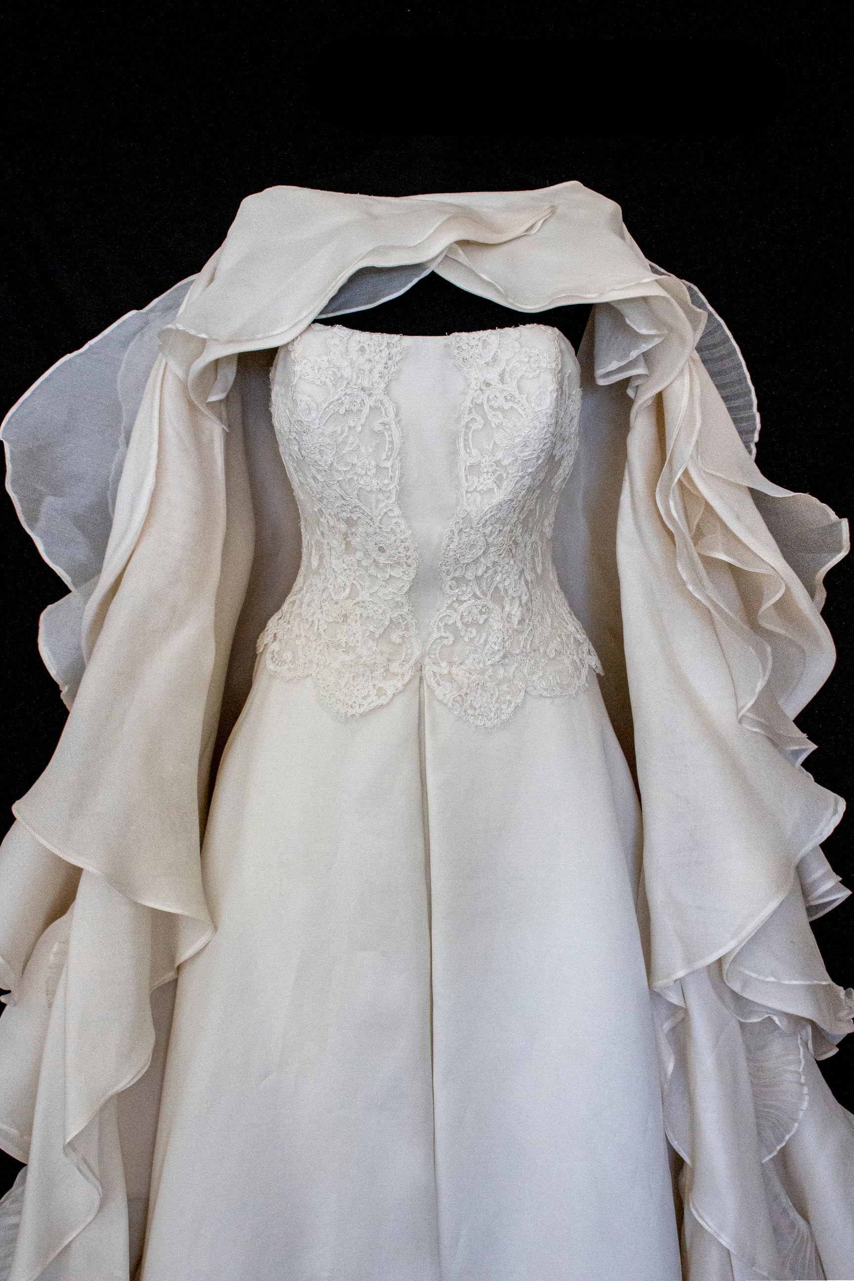 320 - LUXURY PURE SILK VINTAGE BRIDAL GOWN: A-LINE LACE DRESS WITH DETACHABLE RUFFLED CAPE