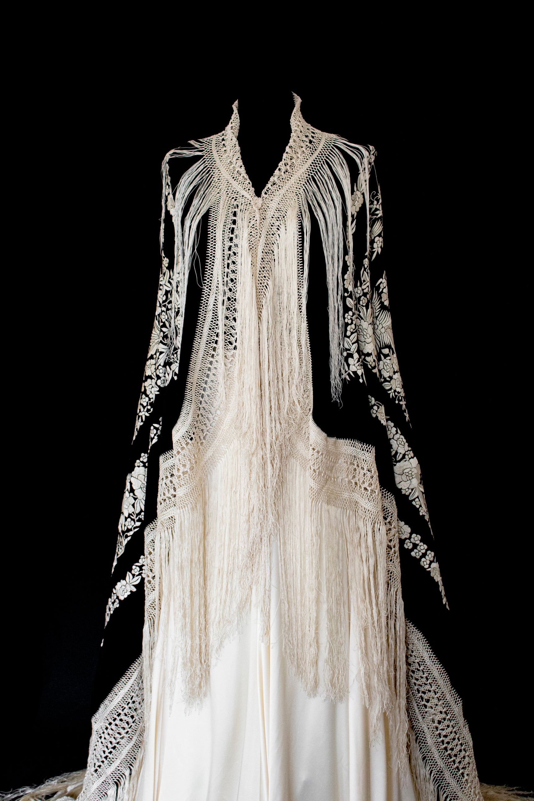 322 - ANTIQUE EARLY 1900S HAND-EMBROIDERED SILK PIANO SHAWL & VINTAGE SILK SATIN SKIRT - Vague atelier