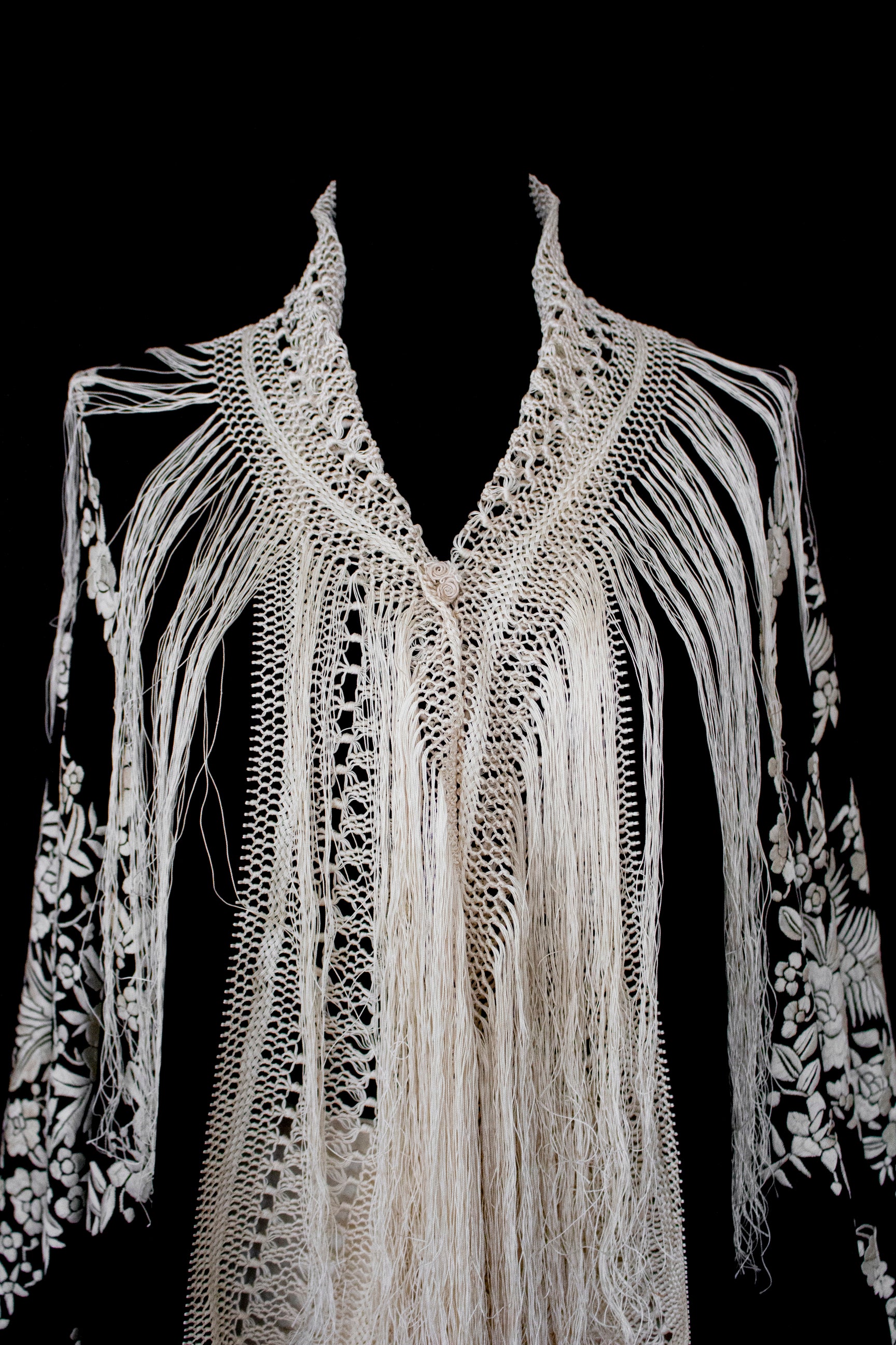 322 - ANTIQUE EARLY 1900S HAND-EMBROIDERED SILK PIANO SHAWL & VINTAGE SILK SATIN SKIRT - Vague atelier