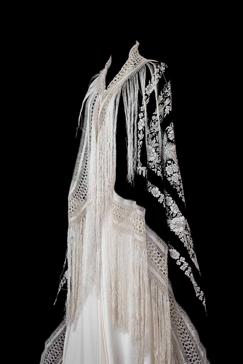 322 - ANTIQUE EARLY 1900S HAND-EMBROIDERED SILK PIANO SHAWL & VINTAGE SILK SATIN SKIRT - Vague atelier