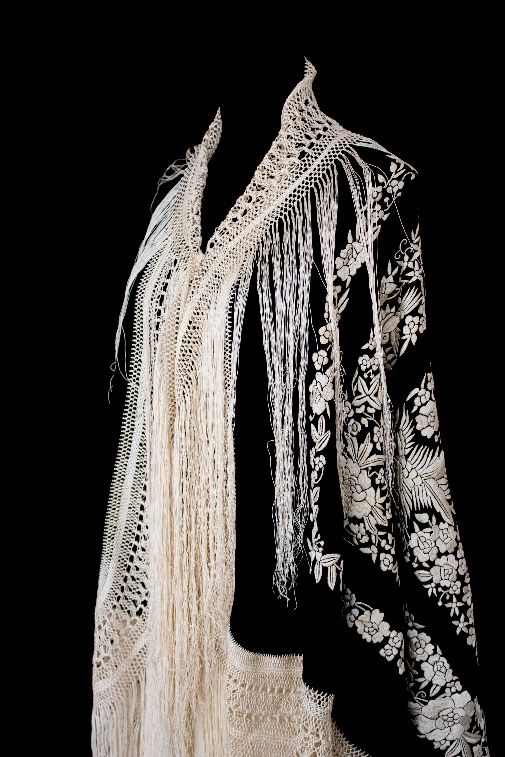 322 - ANTIQUE EARLY 1900S HAND-EMBROIDERED SILK PIANO SHAWL & VINTAGE SILK SATIN SKIRT - Vague atelier