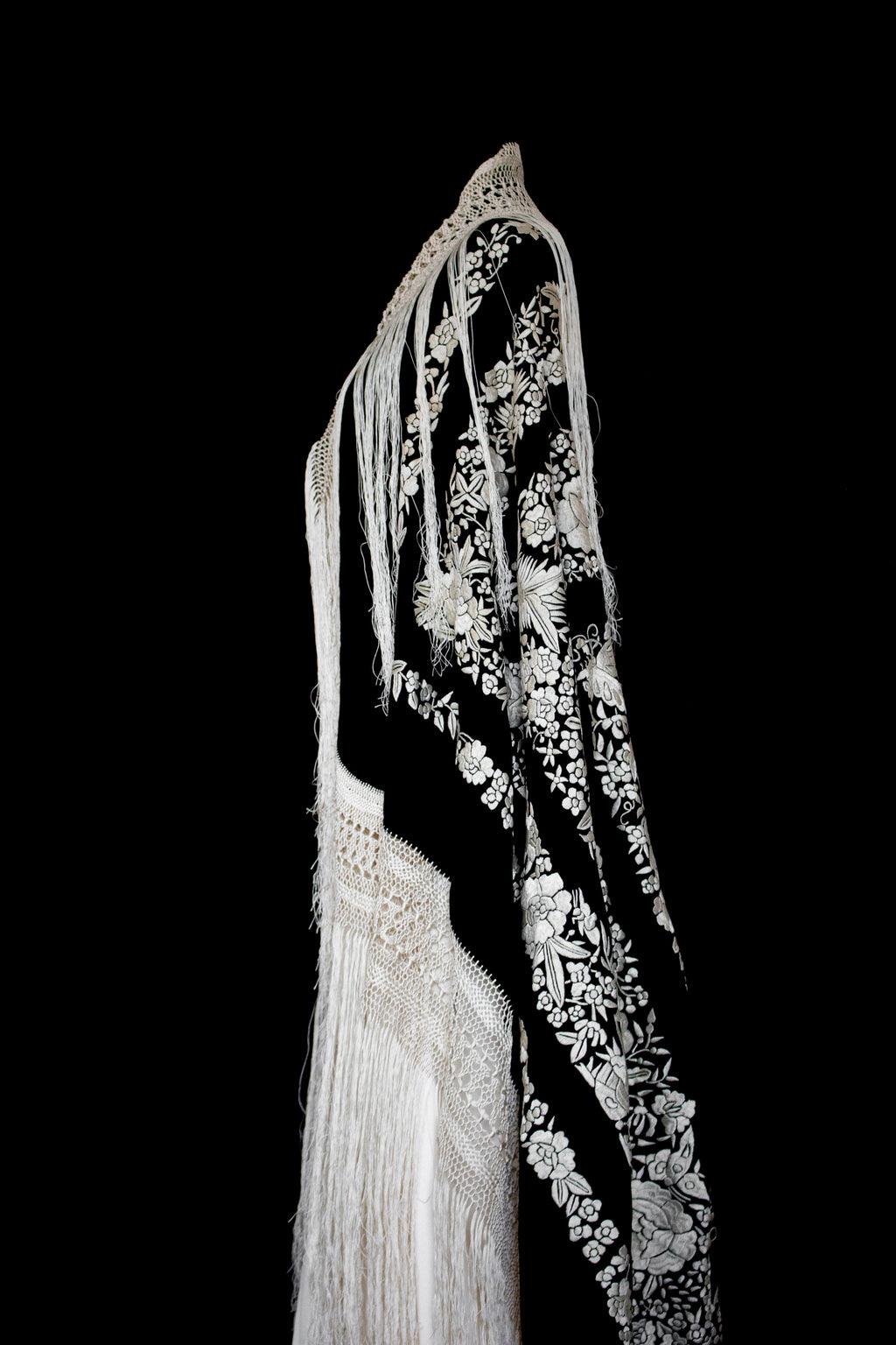 322 - ANTIQUE EARLY 1900S HAND-EMBROIDERED SILK PIANO SHAWL & VINTAGE SILK SATIN SKIRT - Vague atelier