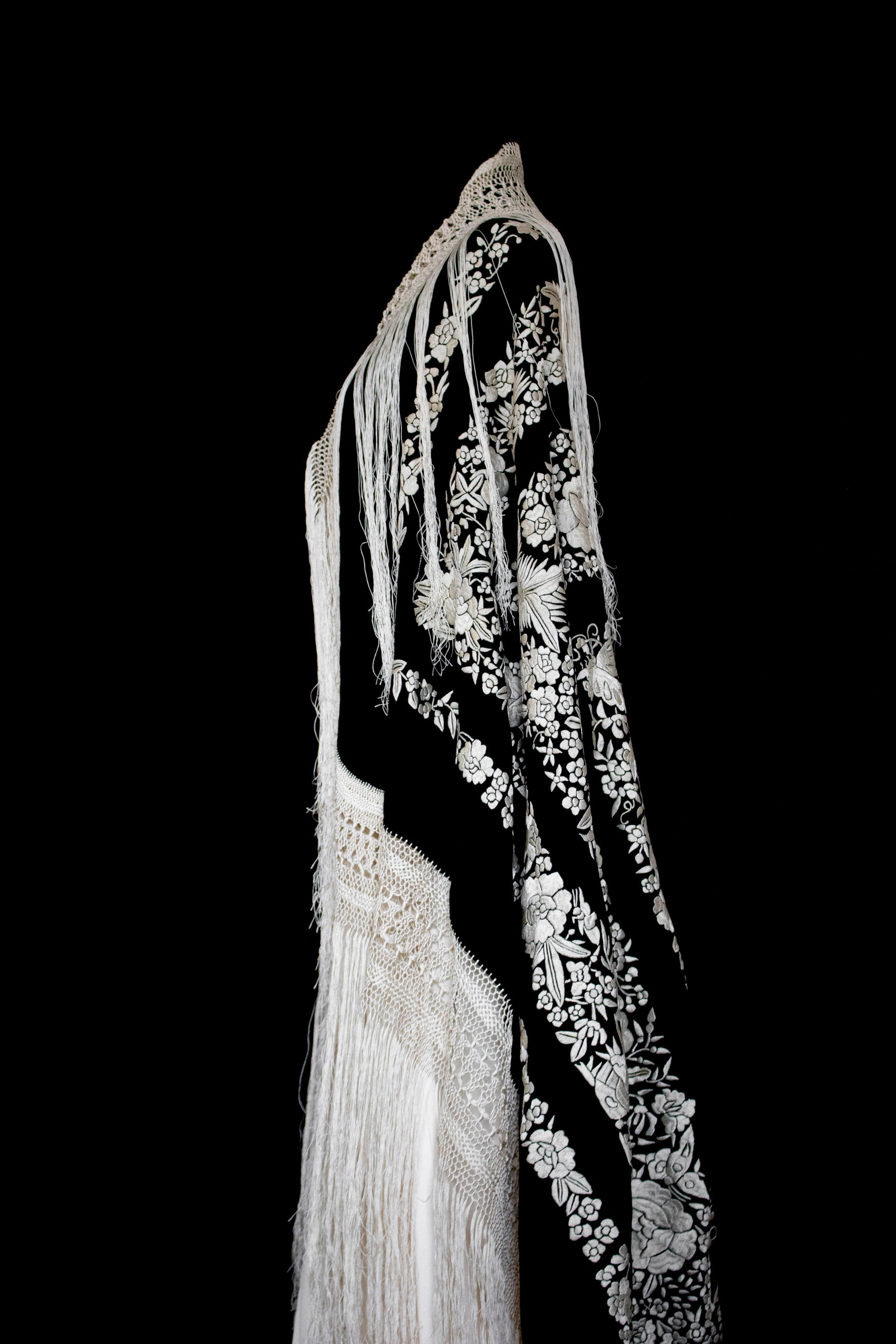 322 - ANTIQUE EARLY 1900S HAND-EMBROIDERED SILK PIANO SHAWL & VINTAGE SILK SATIN SKIRT - Vague atelier