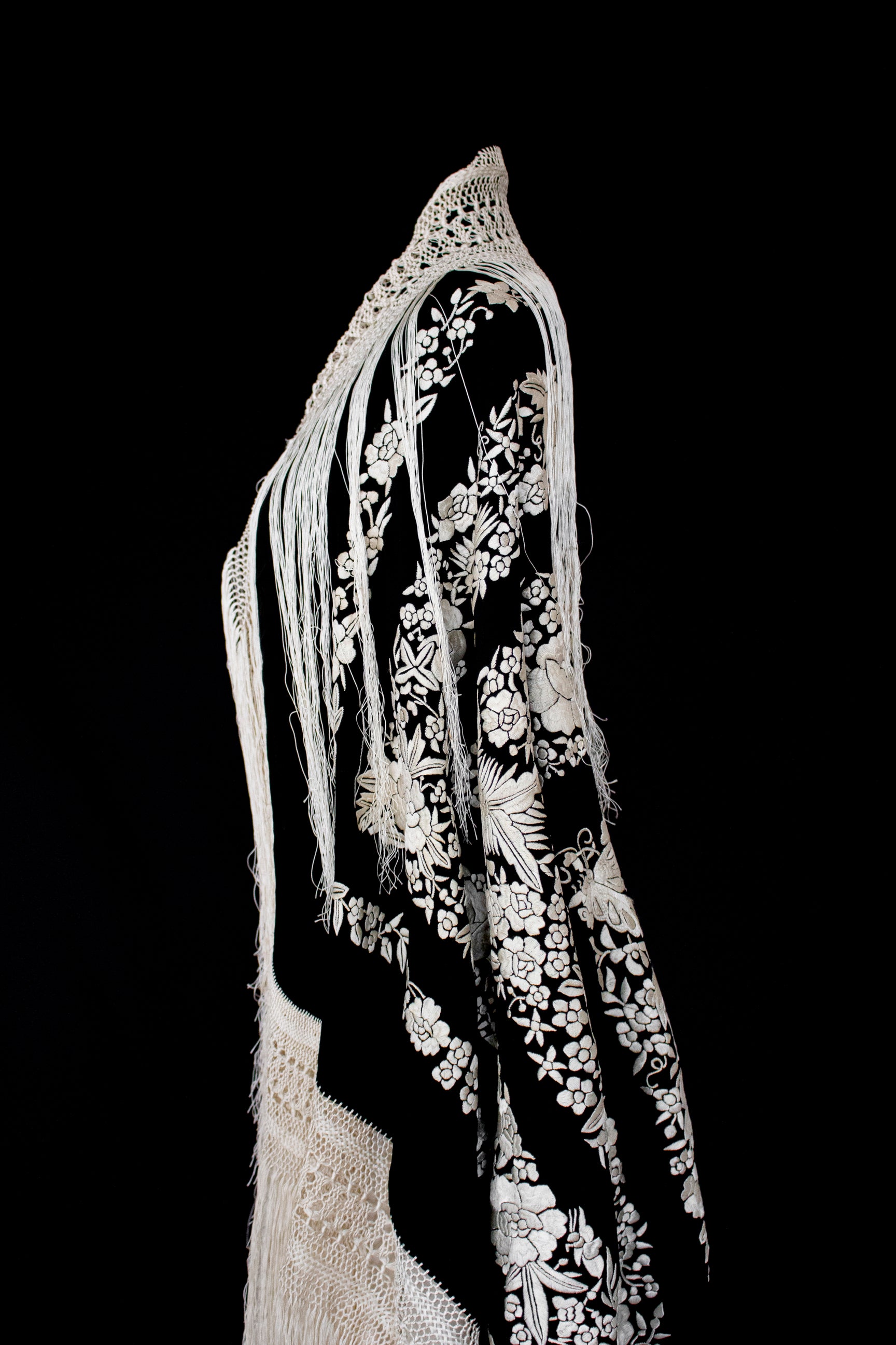 322 - ANTIQUE EARLY 1900S HAND-EMBROIDERED SILK PIANO SHAWL & VINTAGE SILK SATIN SKIRT - Vague atelier