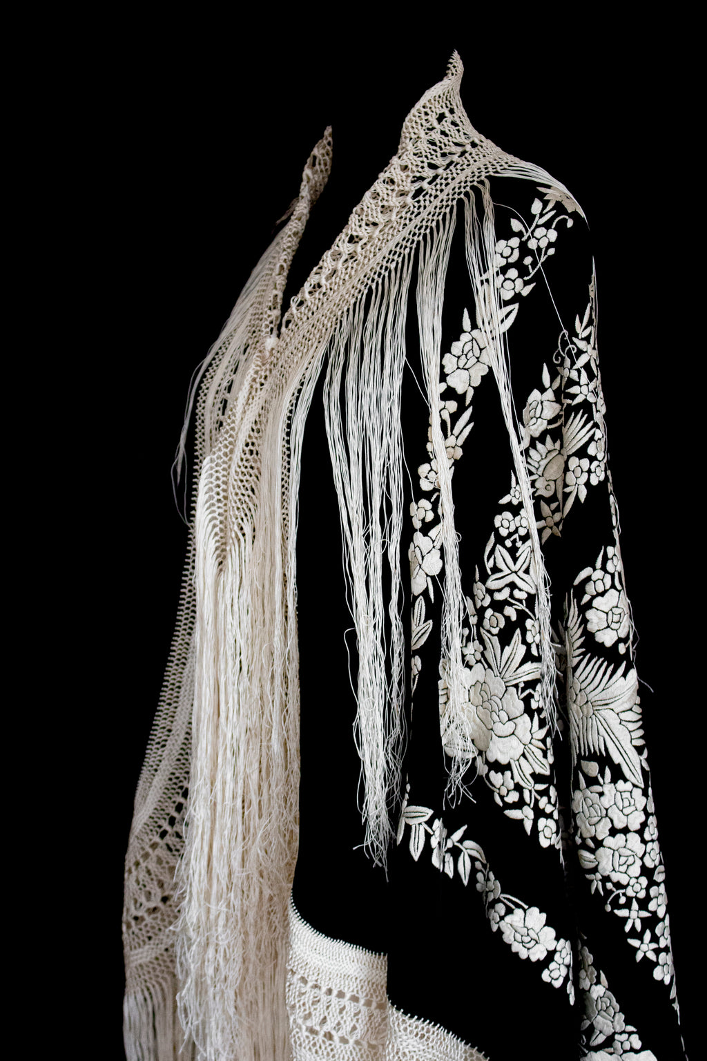 322 - ANTIQUE EARLY 1900S HAND-EMBROIDERED SILK PIANO SHAWL & VINTAGE SILK SATIN SKIRT - Vague atelier