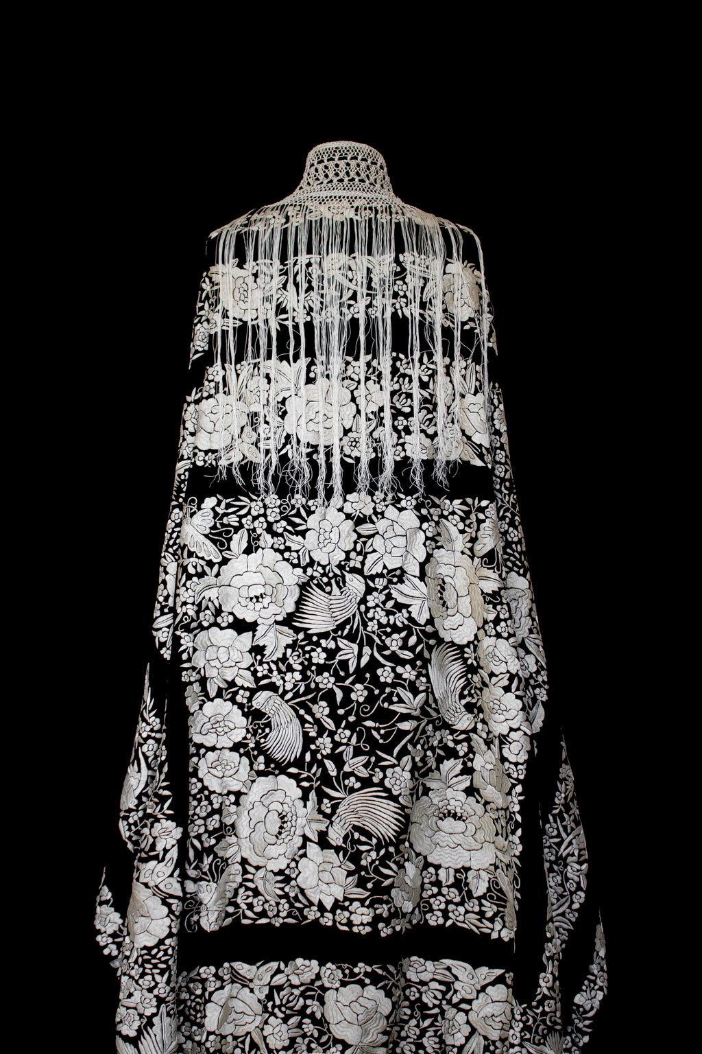 322 - ANTIQUE EARLY 1900S HAND-EMBROIDERED SILK PIANO SHAWL & VINTAGE SILK SATIN SKIRT - Vague atelier