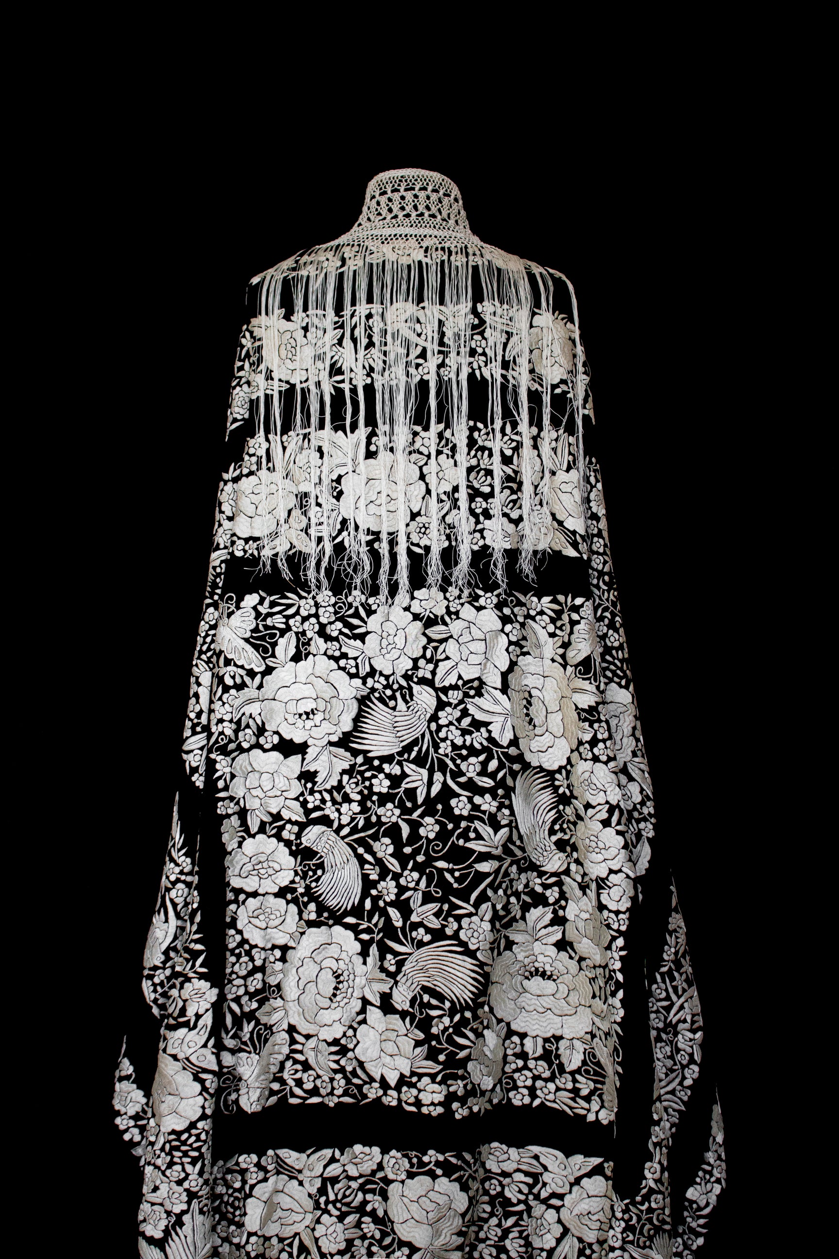 322 - ANTIQUE EARLY 1900S HAND-EMBROIDERED SILK PIANO SHAWL & VINTAGE SILK SATIN SKIRT - Vague atelier