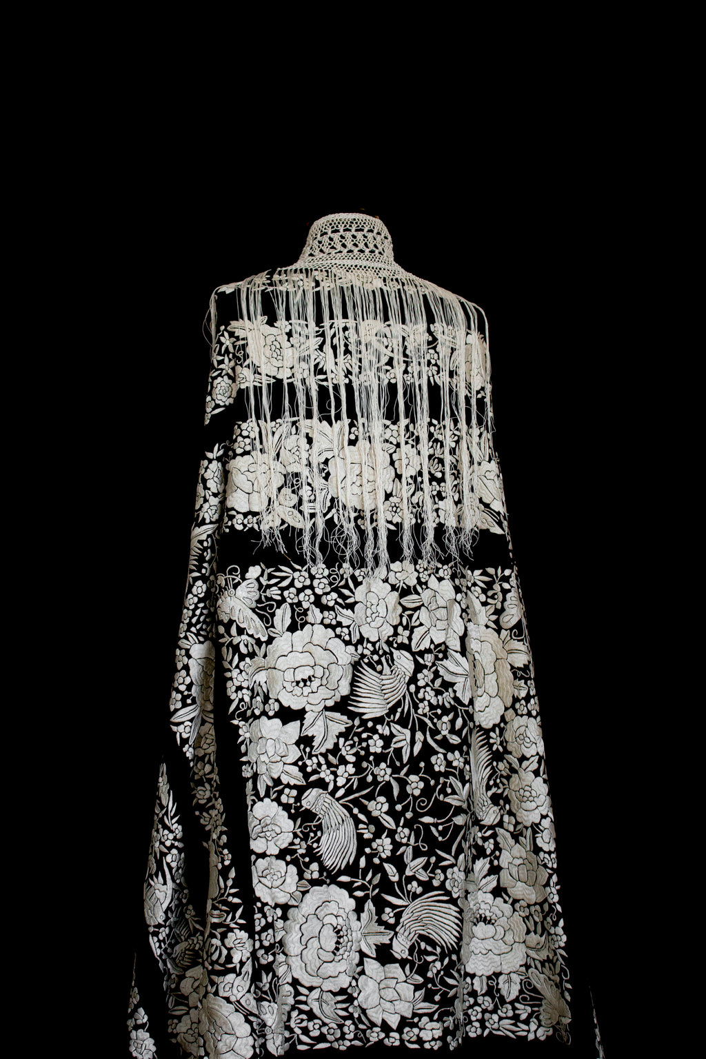 322 - ANTIQUE EARLY 1900S HAND-EMBROIDERED SILK PIANO SHAWL & VINTAGE SILK SATIN SKIRT - Vague atelier