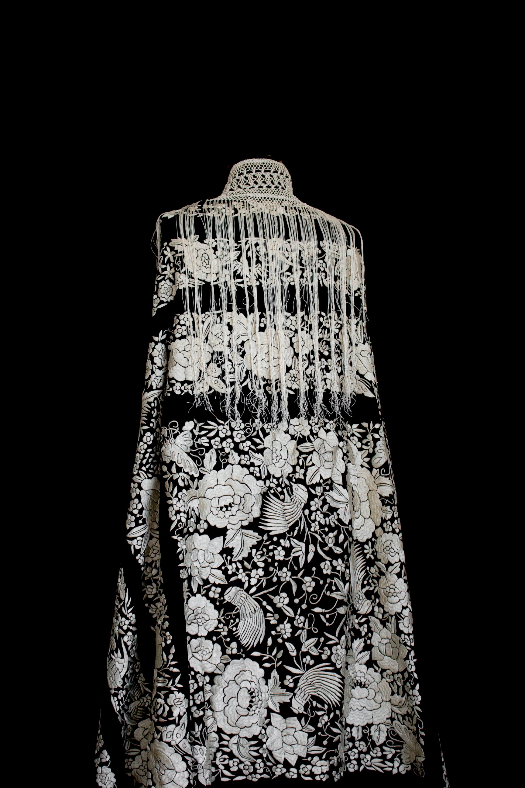322 - ANTIQUE EARLY 1900S HAND-EMBROIDERED SILK PIANO SHAWL & VINTAGE SILK SATIN SKIRT - Vague atelier