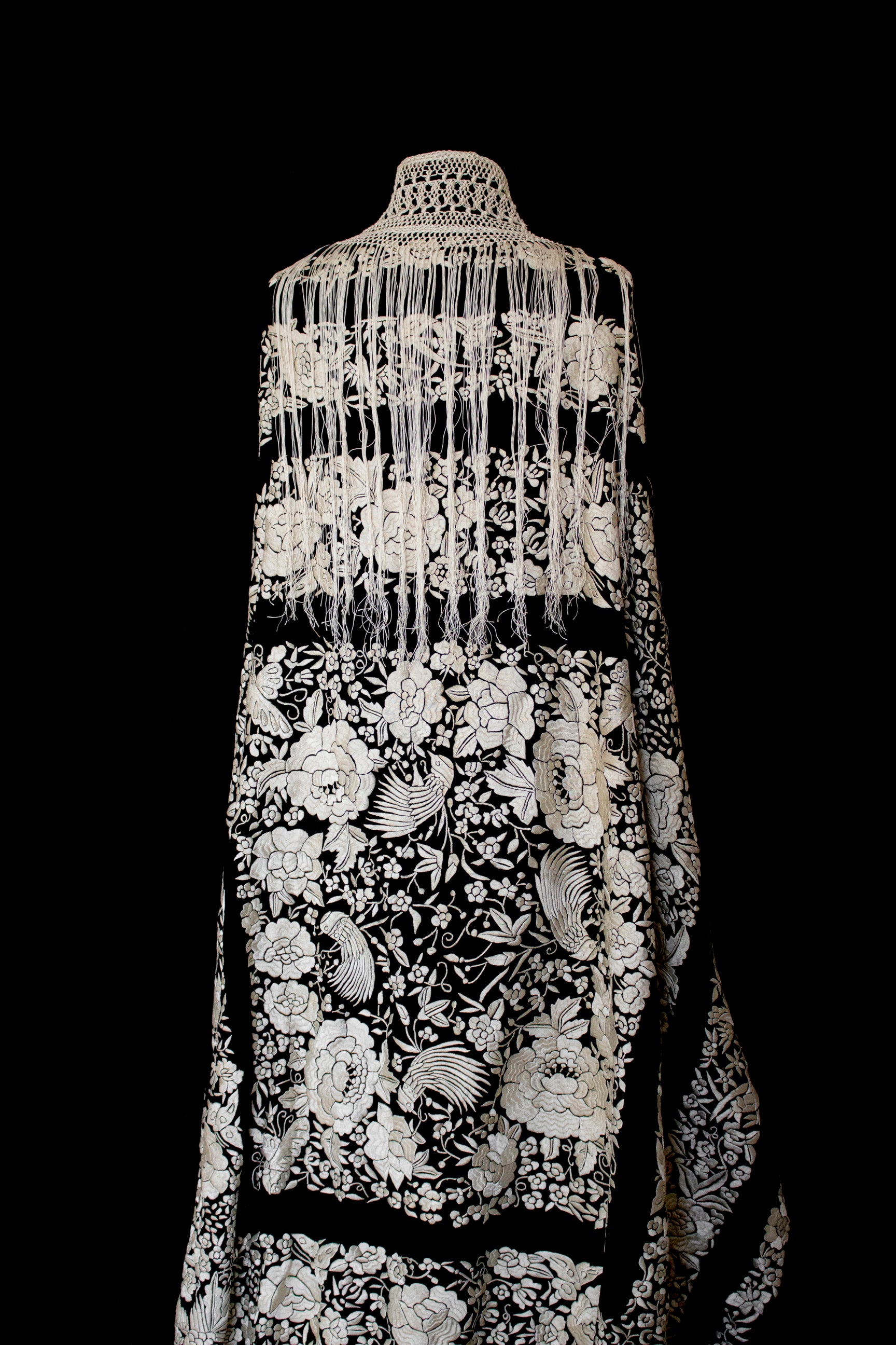 322 - ANTIQUE EARLY 1900S HAND-EMBROIDERED SILK PIANO SHAWL & VINTAGE SILK SATIN SKIRT - Vague atelier