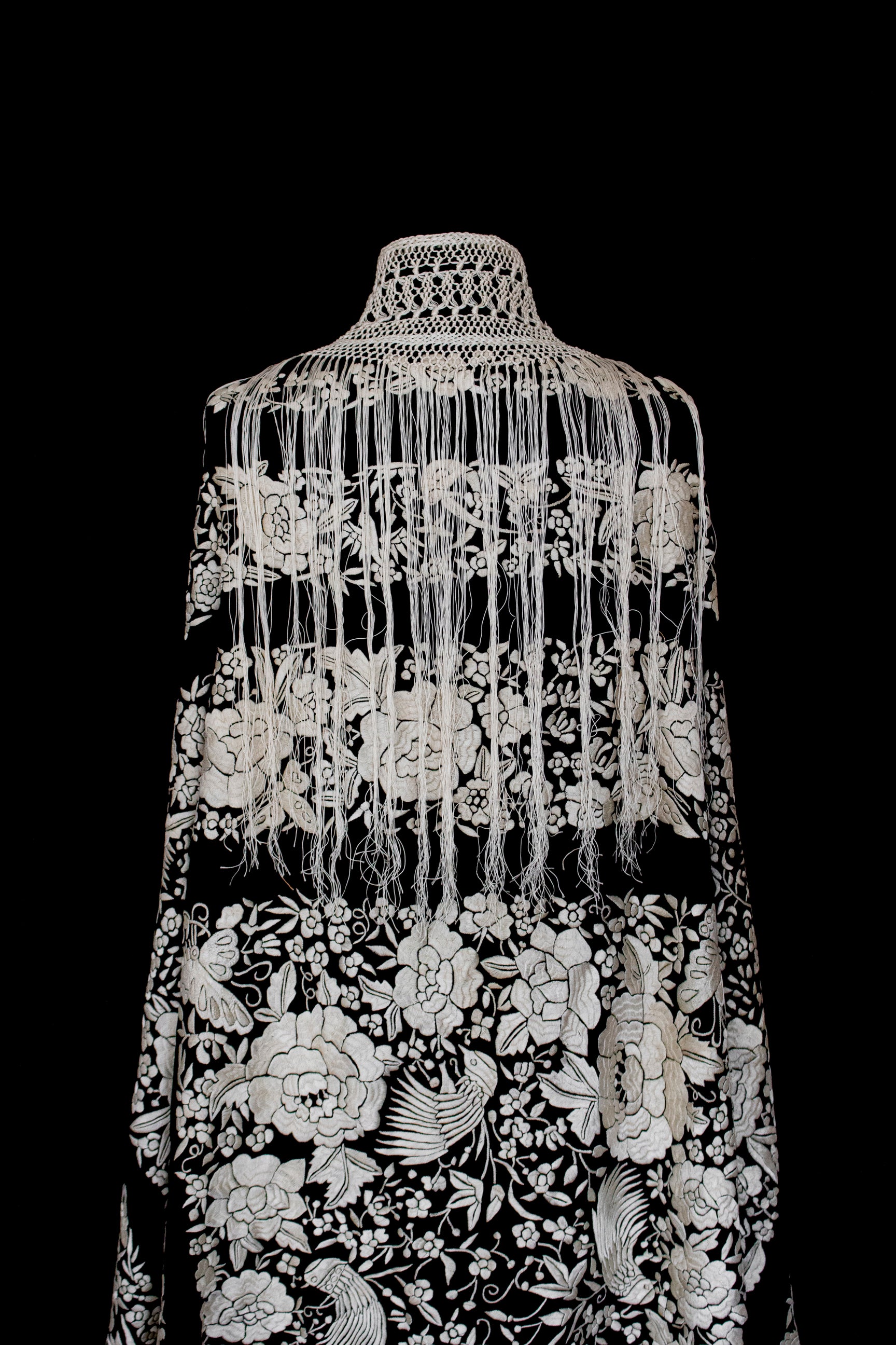 322 - ANTIQUE EARLY 1900S HAND-EMBROIDERED SILK PIANO SHAWL & VINTAGE SILK SATIN SKIRT - Vague atelier