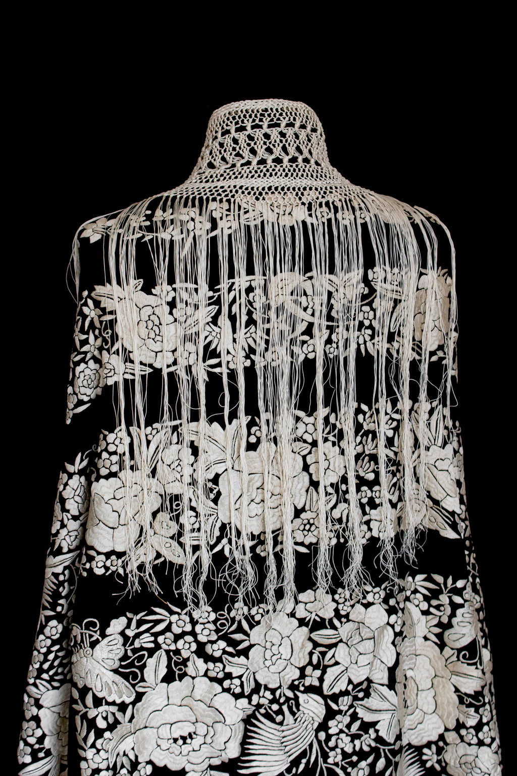 322 - ANTIQUE EARLY 1900S HAND-EMBROIDERED SILK PIANO SHAWL & VINTAGE SILK SATIN SKIRT - Vague atelier
