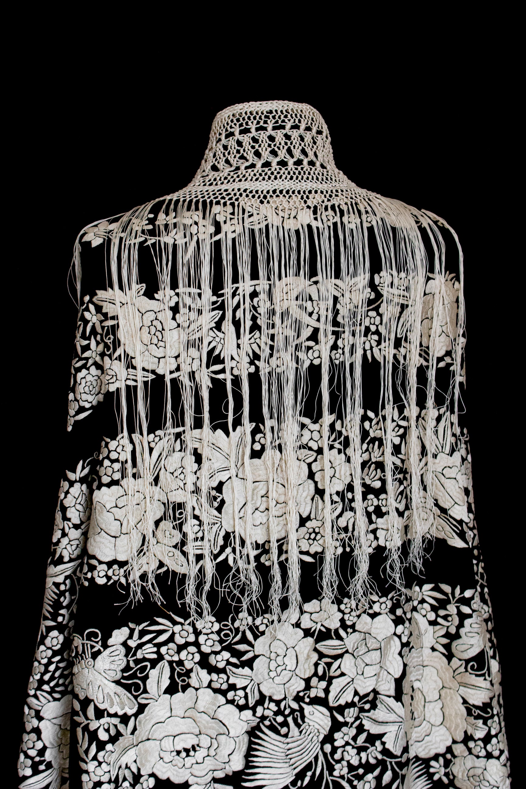 322 - ANTIQUE EARLY 1900S HAND-EMBROIDERED SILK PIANO SHAWL & VINTAGE SILK SATIN SKIRT - Vague atelier