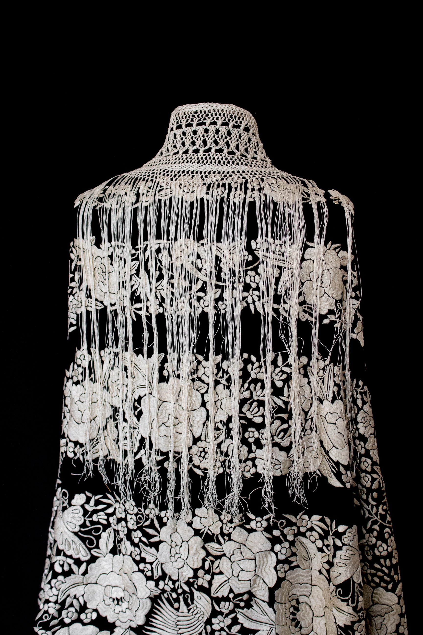 322 - ANTIQUE EARLY 1900S HAND-EMBROIDERED SILK PIANO SHAWL & VINTAGE SILK SATIN SKIRT - Vague atelier