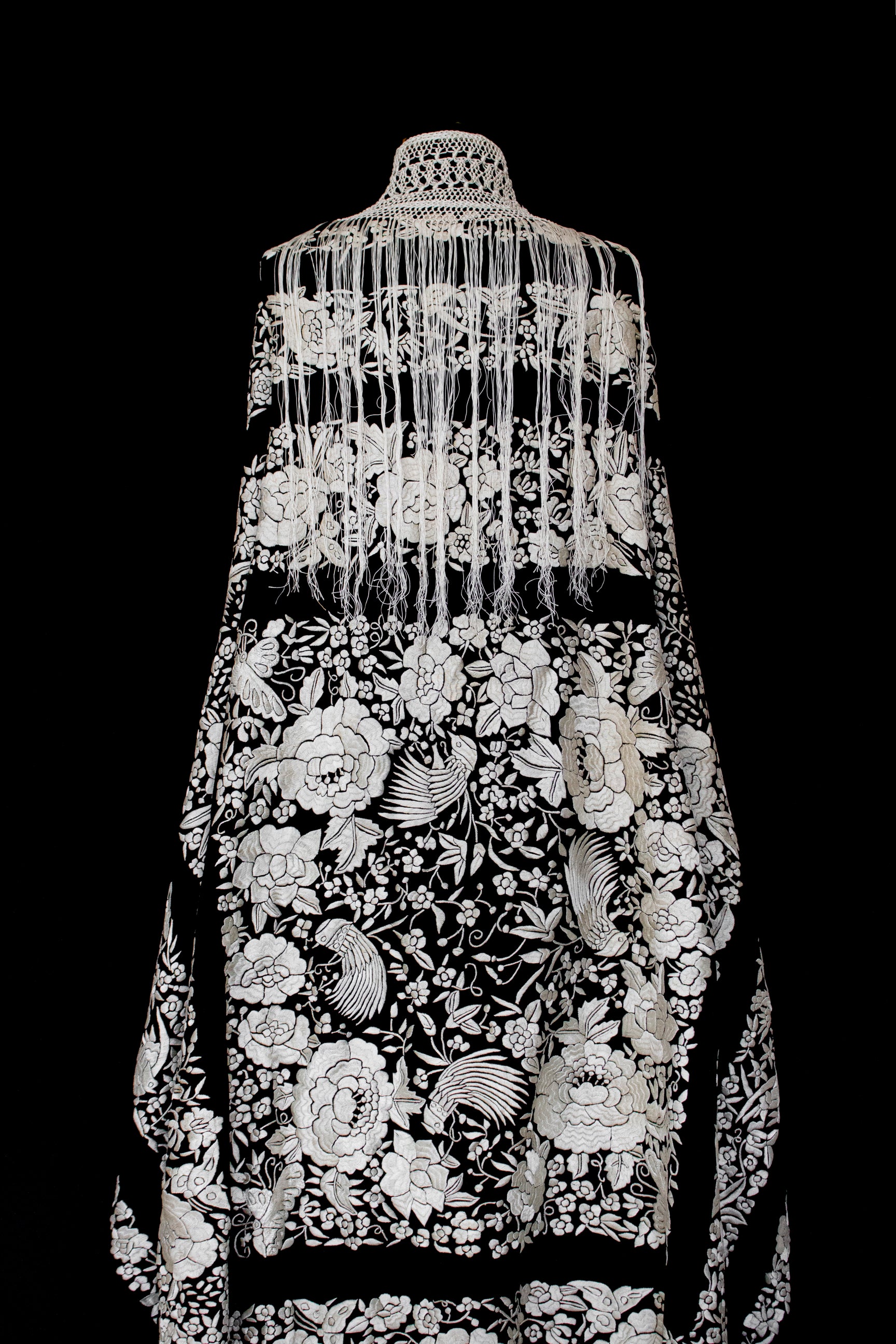 322 - ANTIQUE EARLY 1900S HAND-EMBROIDERED SILK PIANO SHAWL & VINTAGE SILK SATIN SKIRT - Vague atelier
