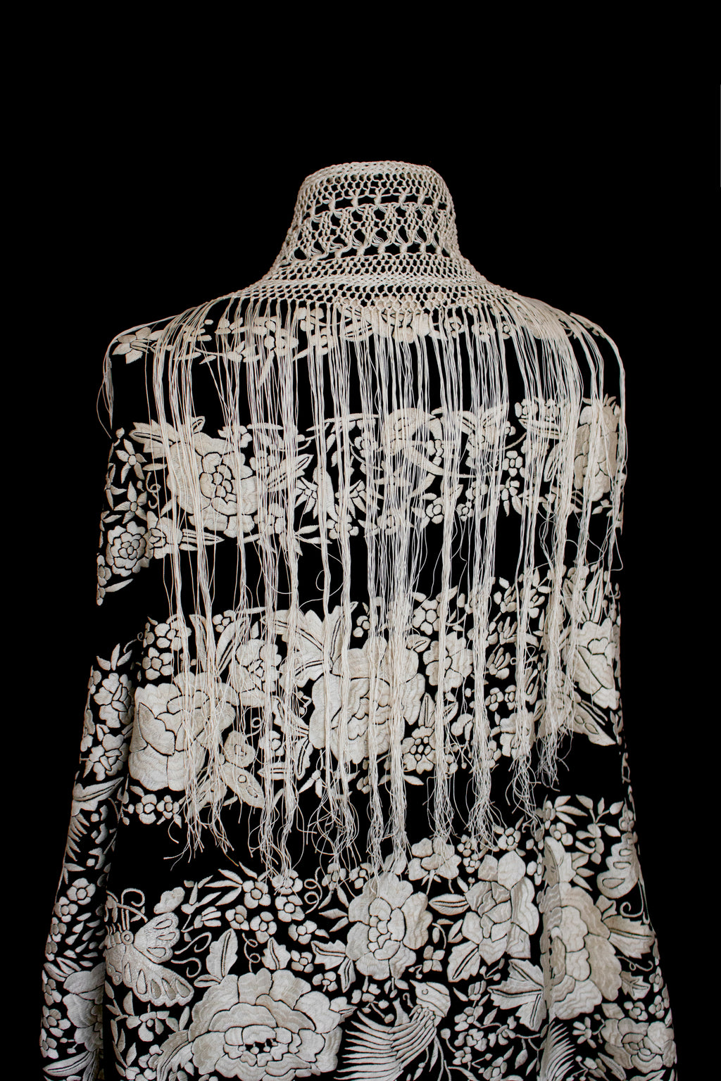 322 - ANTIQUE EARLY 1900S HAND-EMBROIDERED SILK PIANO SHAWL & VINTAGE SILK SATIN SKIRT - Vague atelier