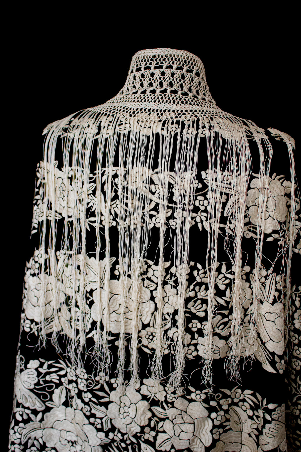 322 - ANTIQUE EARLY 1900S HAND-EMBROIDERED SILK PIANO SHAWL & VINTAGE SILK SATIN SKIRT - Vague atelier