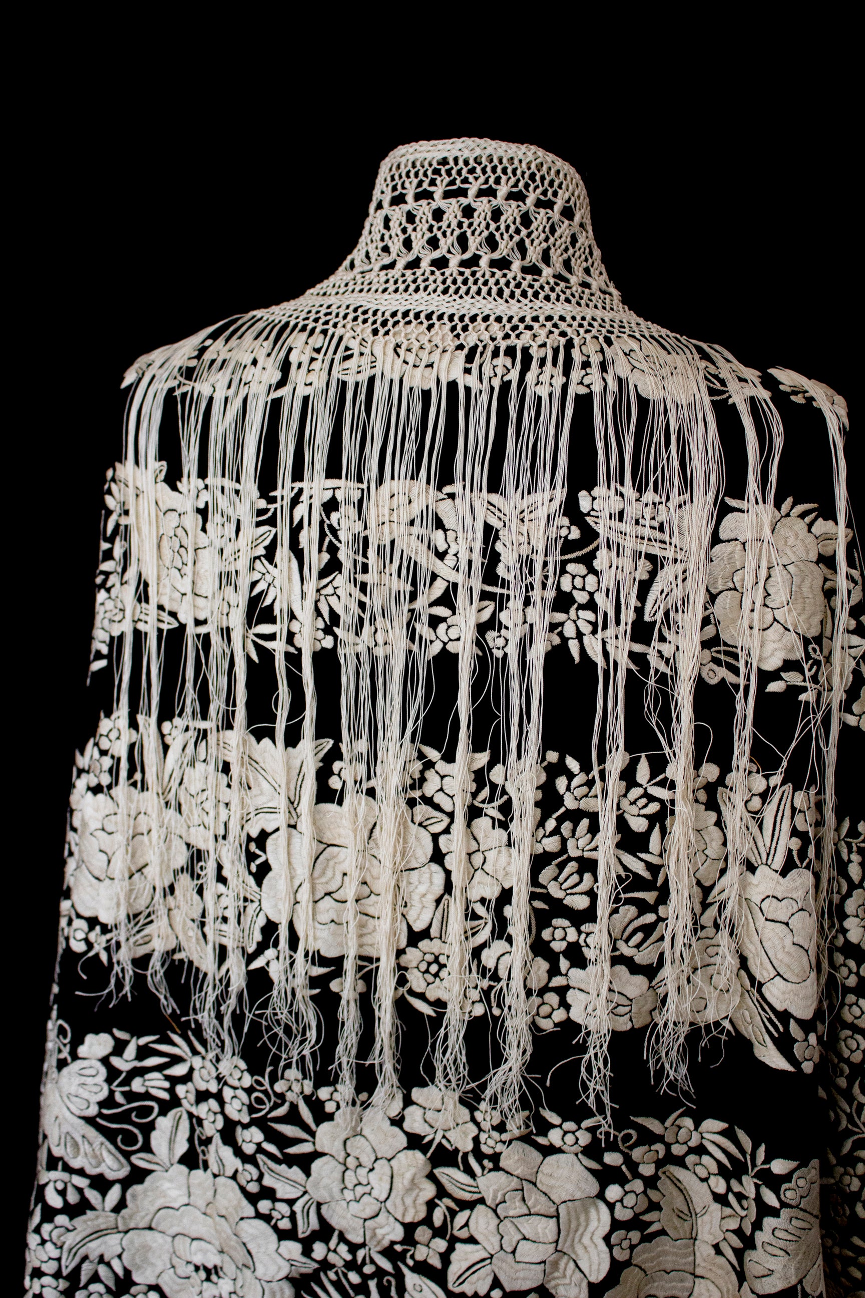 322 - ANTIQUE EARLY 1900S HAND-EMBROIDERED SILK PIANO SHAWL & VINTAGE SILK SATIN SKIRT - Vague atelier
