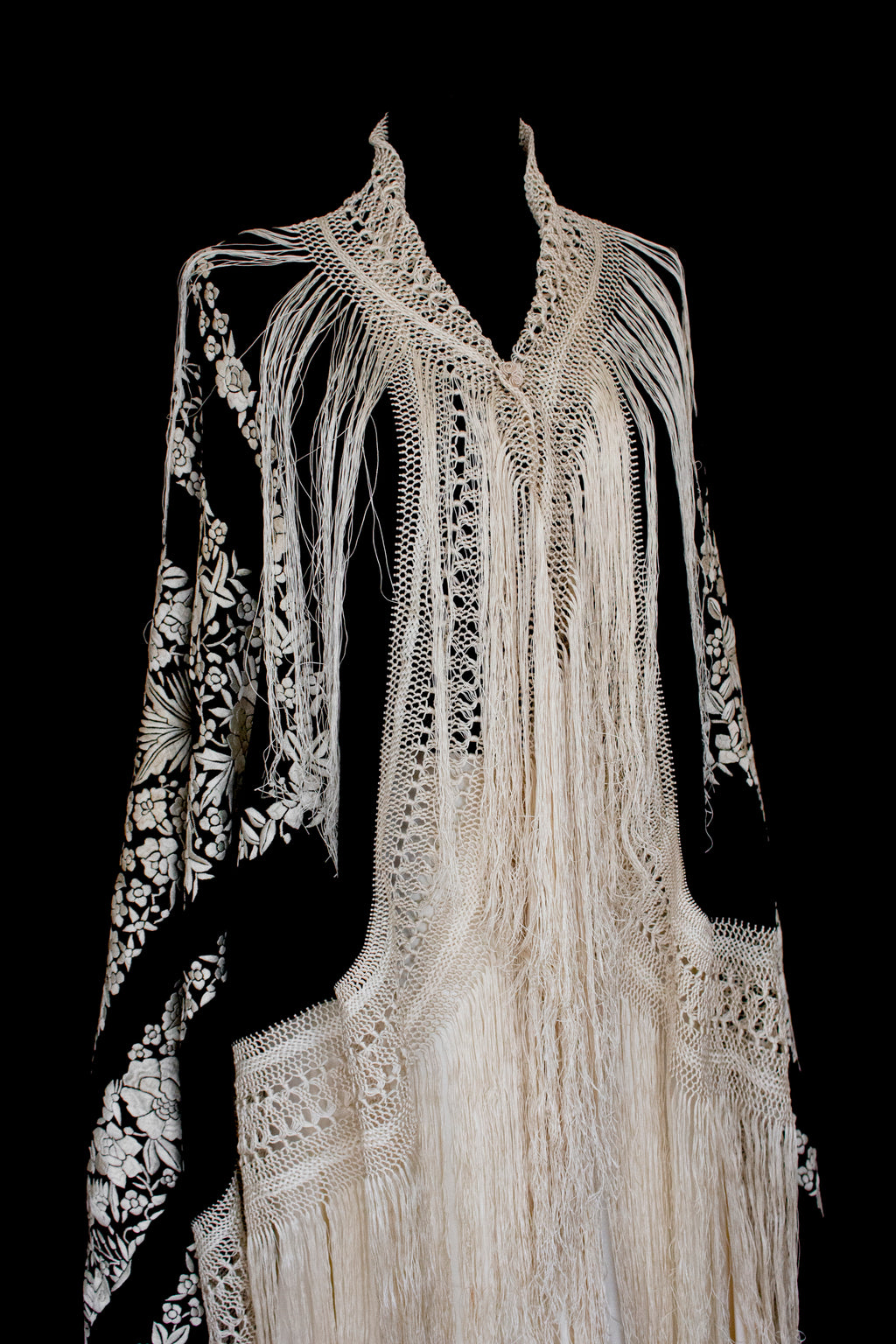 322 - ANTIQUE EARLY 1900S HAND-EMBROIDERED SILK PIANO SHAWL & VINTAGE SILK SATIN SKIRT - Vague atelier