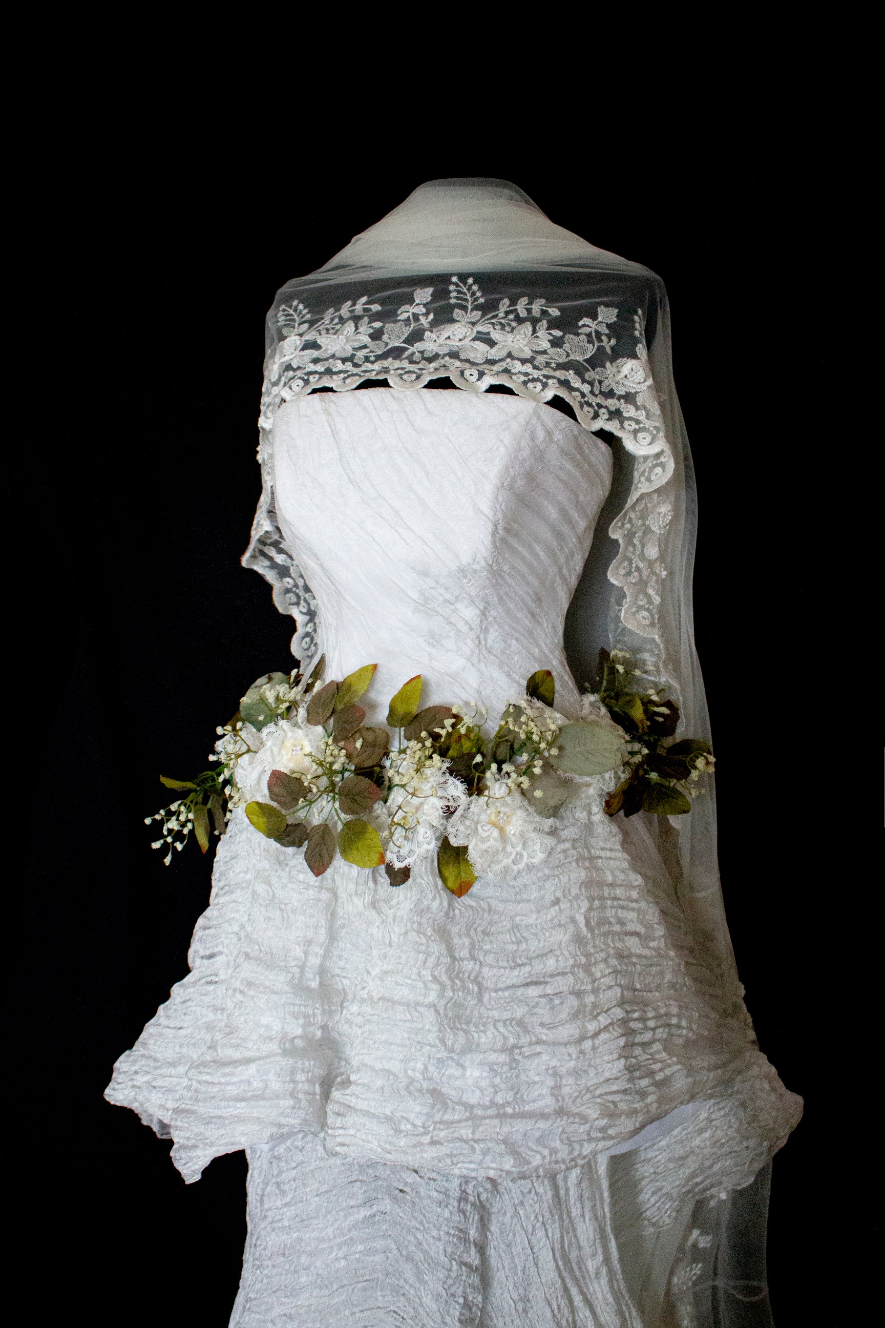 324 - PEARL GREY VINTAGE WEDDING DRESS: A ROMANTIC & UNIQUE BUCOLIC MASTERPIECE - Vague atelier