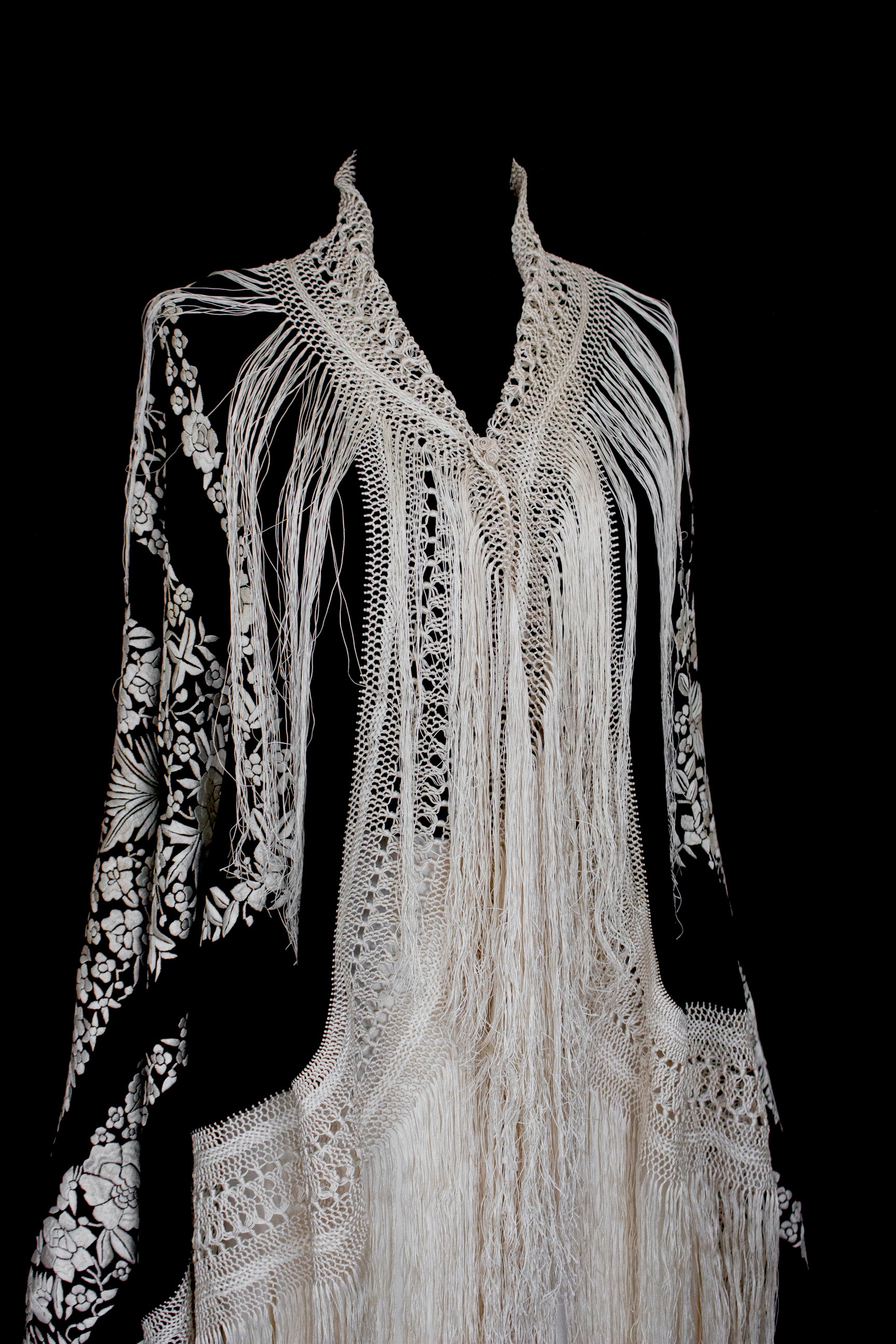 322 - ANTIQUE EARLY 1900S HAND-EMBROIDERED SILK PIANO SHAWL & VINTAGE SILK SATIN SKIRT - Vague atelier