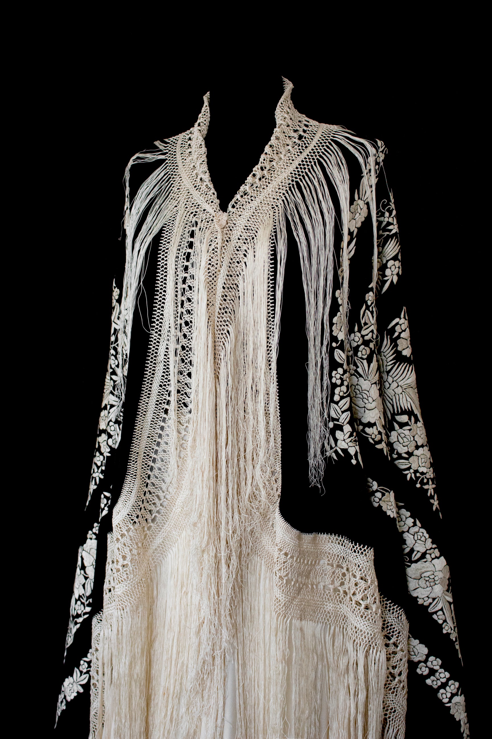 322 - ANTIQUE EARLY 1900S HAND-EMBROIDERED SILK PIANO SHAWL & VINTAGE SILK SATIN SKIRT - Vague atelier
