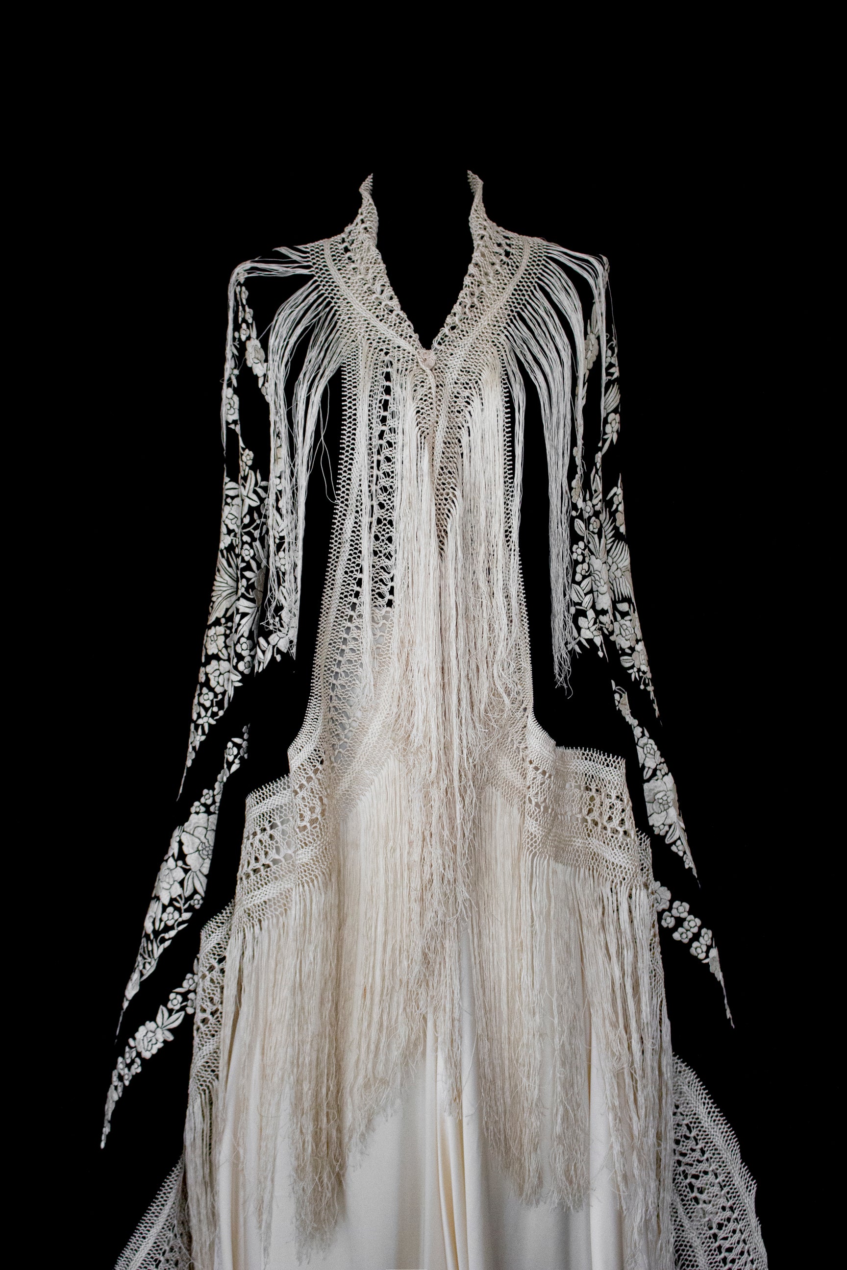 322 - ANTIQUE EARLY 1900S HAND-EMBROIDERED SILK PIANO SHAWL & VINTAGE SILK SATIN SKIRT - Vague atelier