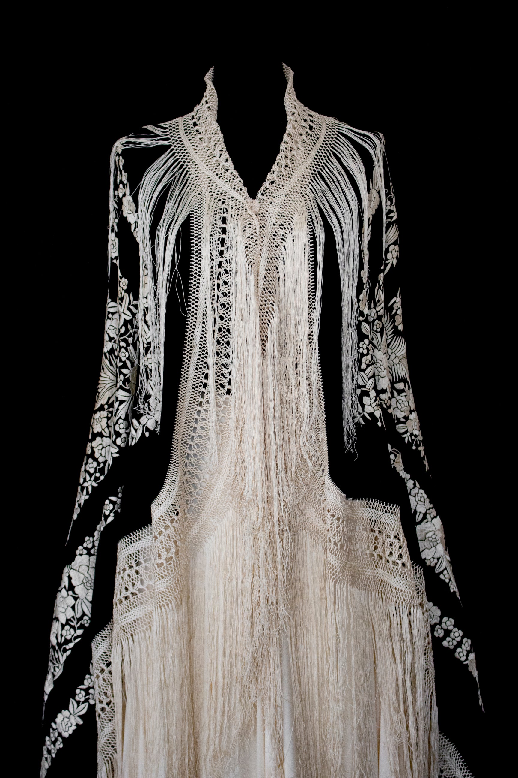 322 - ANTIQUE EARLY 1900S HAND-EMBROIDERED SILK PIANO SHAWL & VINTAGE SILK SATIN SKIRT - Vague atelier