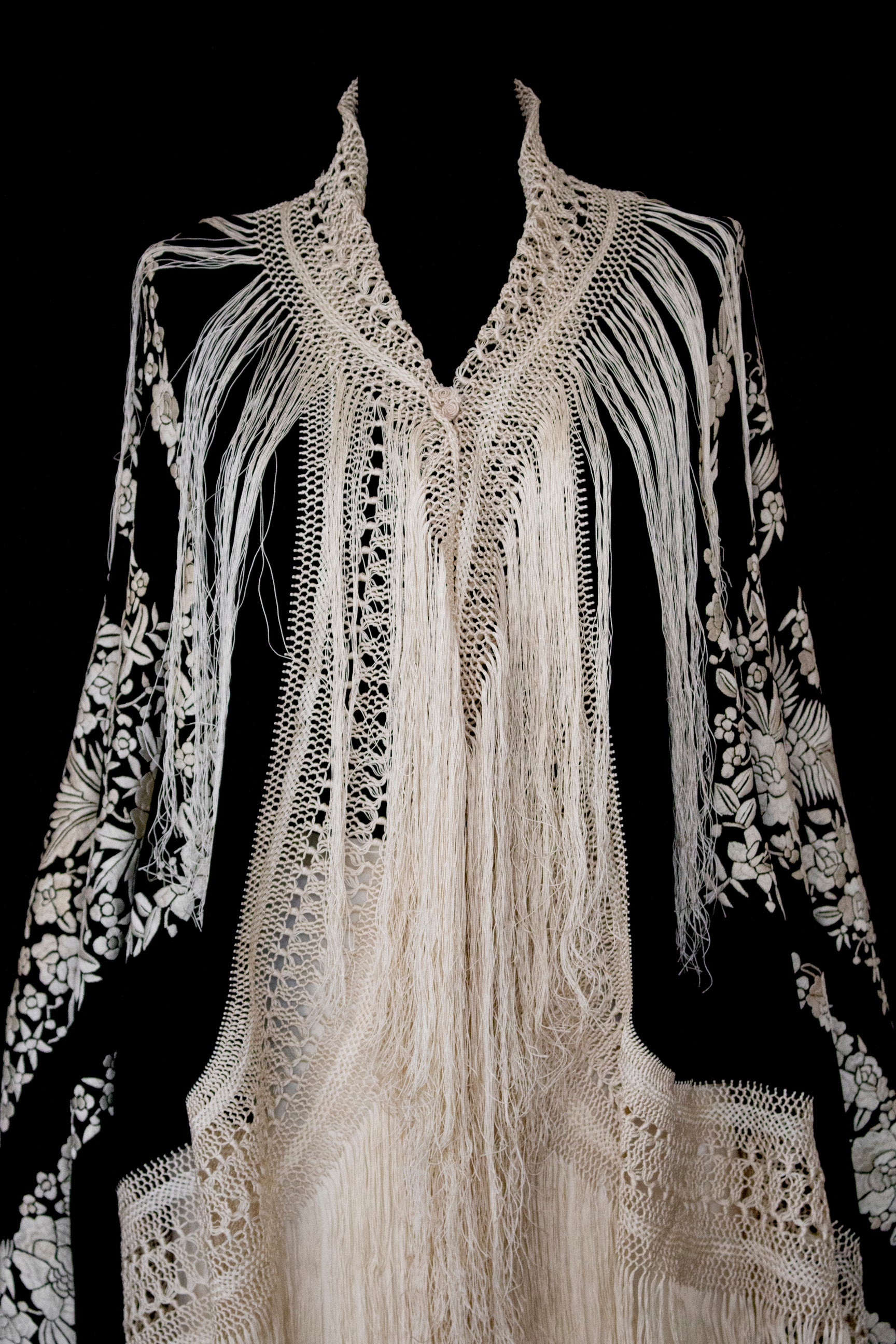 322 - ANTIQUE EARLY 1900S HAND-EMBROIDERED SILK PIANO SHAWL & VINTAGE SILK SATIN SKIRT - Vague atelier