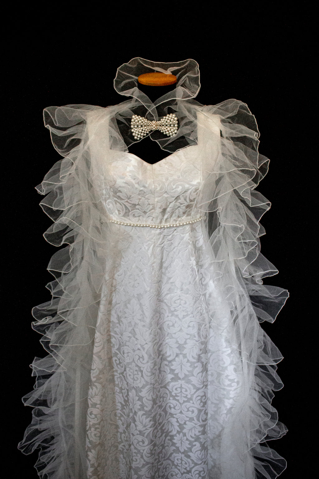 299 - AUTHENTIC 1960S VINTAGE DAMASK BRIDAL DRESS: BON TON ANKLE-LENGTH SHEATH WITH RUFFLED TULLE CAPE - Vague atelier