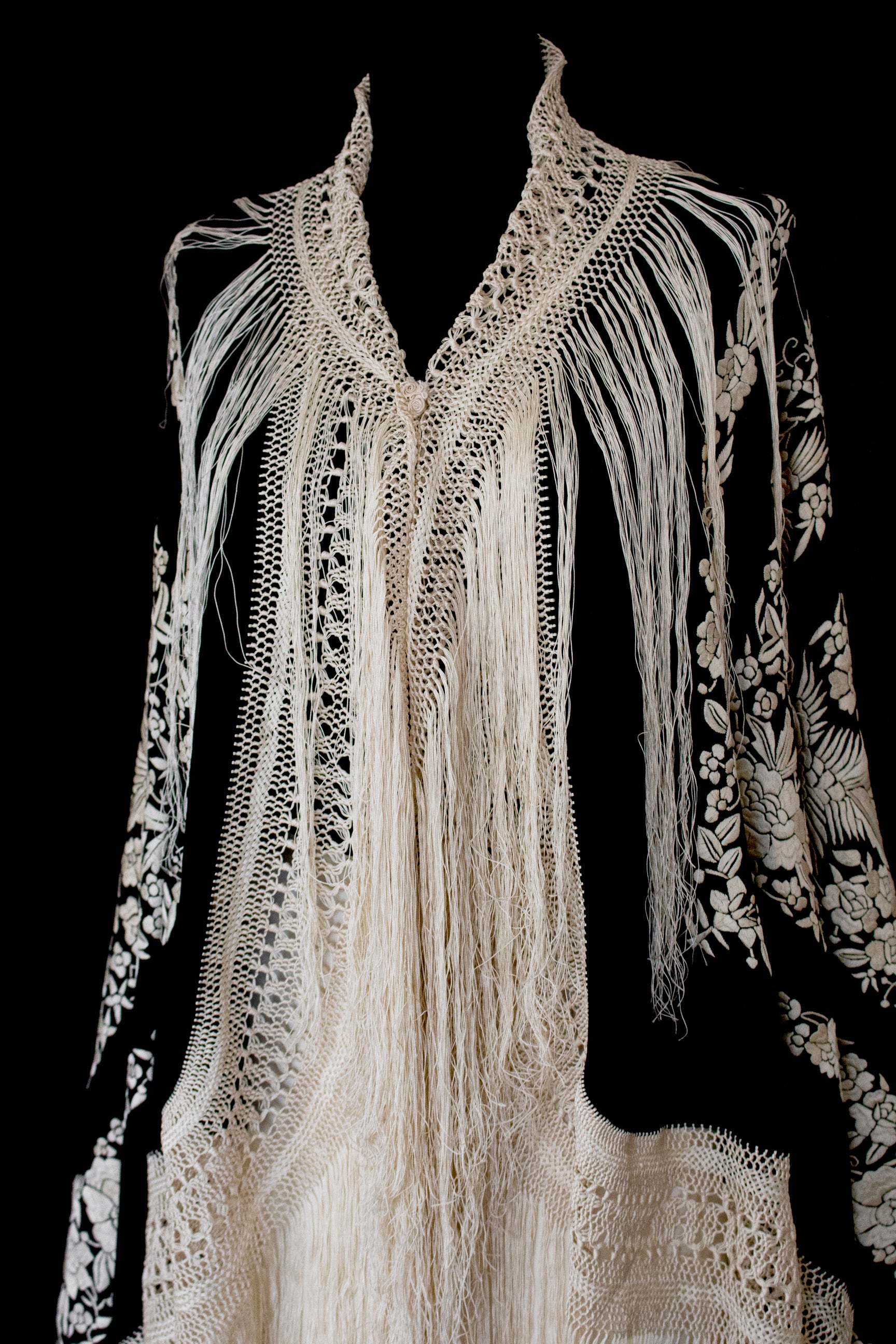 322 - ANTIQUE EARLY 1900S HAND-EMBROIDERED SILK PIANO SHAWL & VINTAGE SILK SATIN SKIRT - Vague atelier