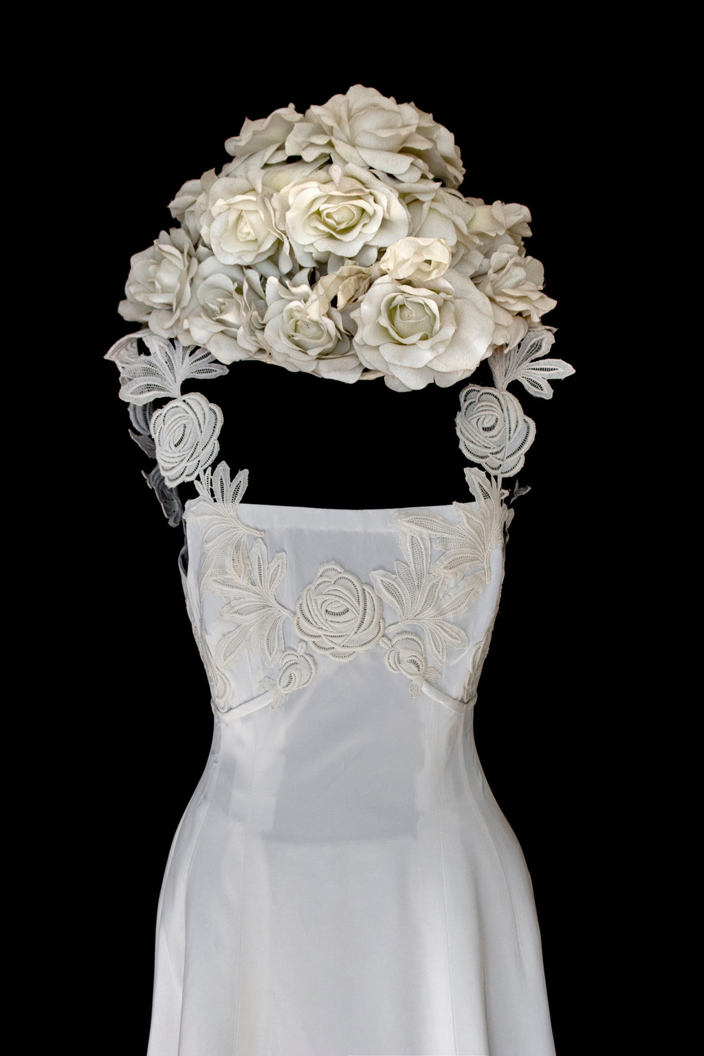 252 - ICONIC 1960S EMPIRE BRIDAL SET: ICE SATIN GOWN & STRAW BUCKET HAT WITH MAXI ROSES