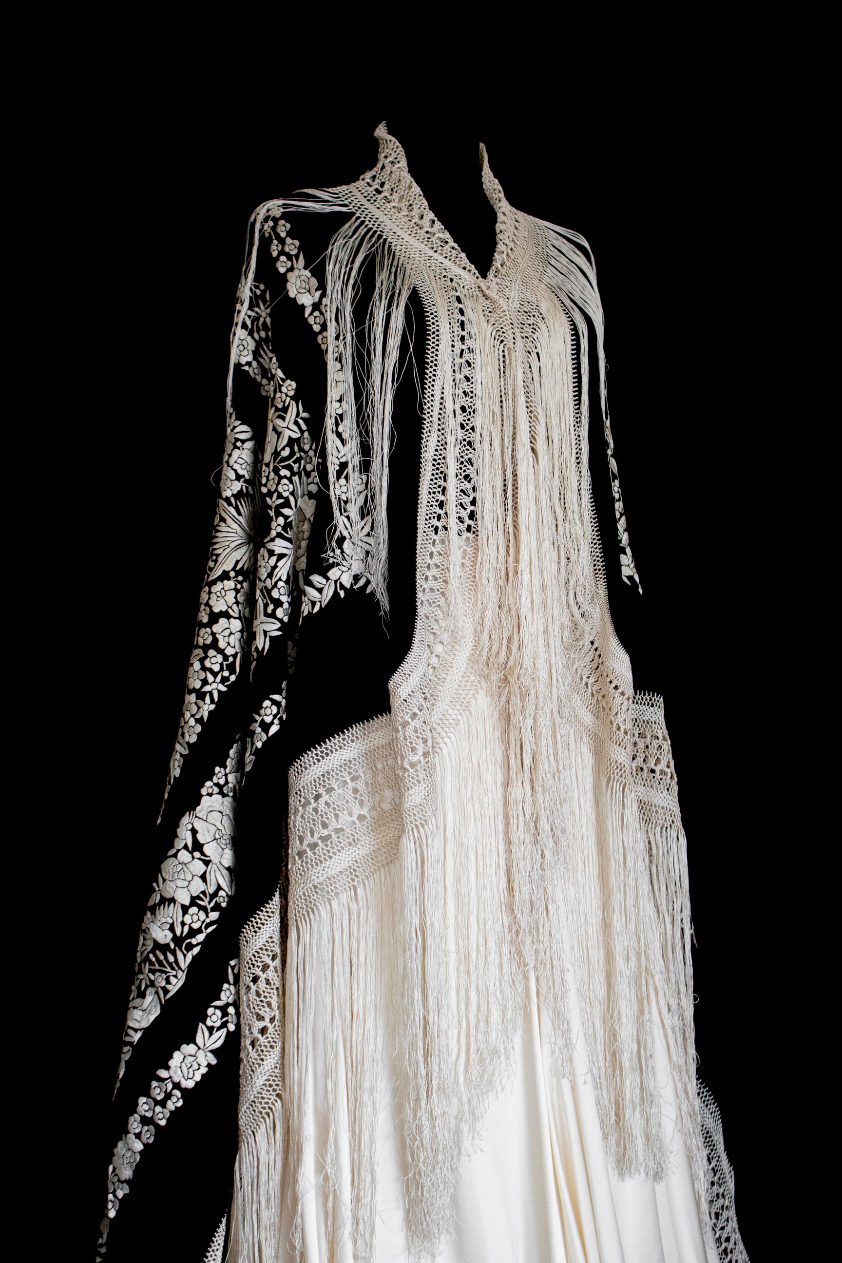 322 - ANTIQUE EARLY 1900S HAND-EMBROIDERED SILK PIANO SHAWL & VINTAGE SILK SATIN SKIRT - Vague atelier
