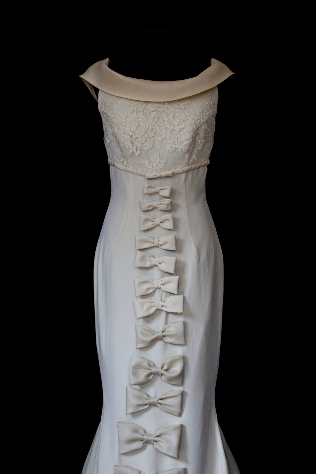 273 - CHIC VINTAGE PURE SILK BRIDAL MERMAID GOWN: LACE BODICE & VERTICAL MAXI BOWS - Vague atelier