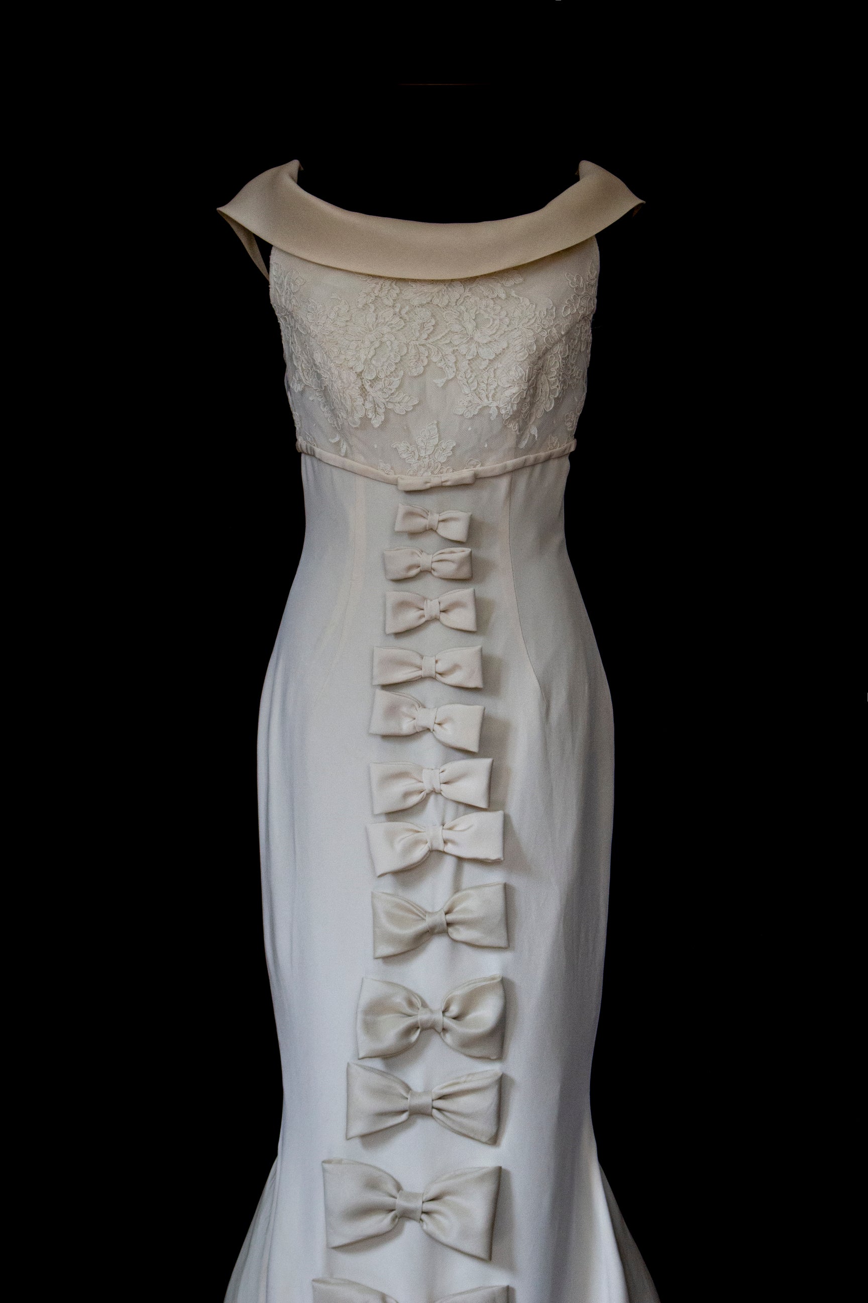 273 - CHIC VINTAGE PURE SILK BRIDAL MERMAID GOWN: LACE BODICE & VERTICAL MAXI BOWS - Vague atelier